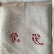 Chemin de table en lin monogrammé