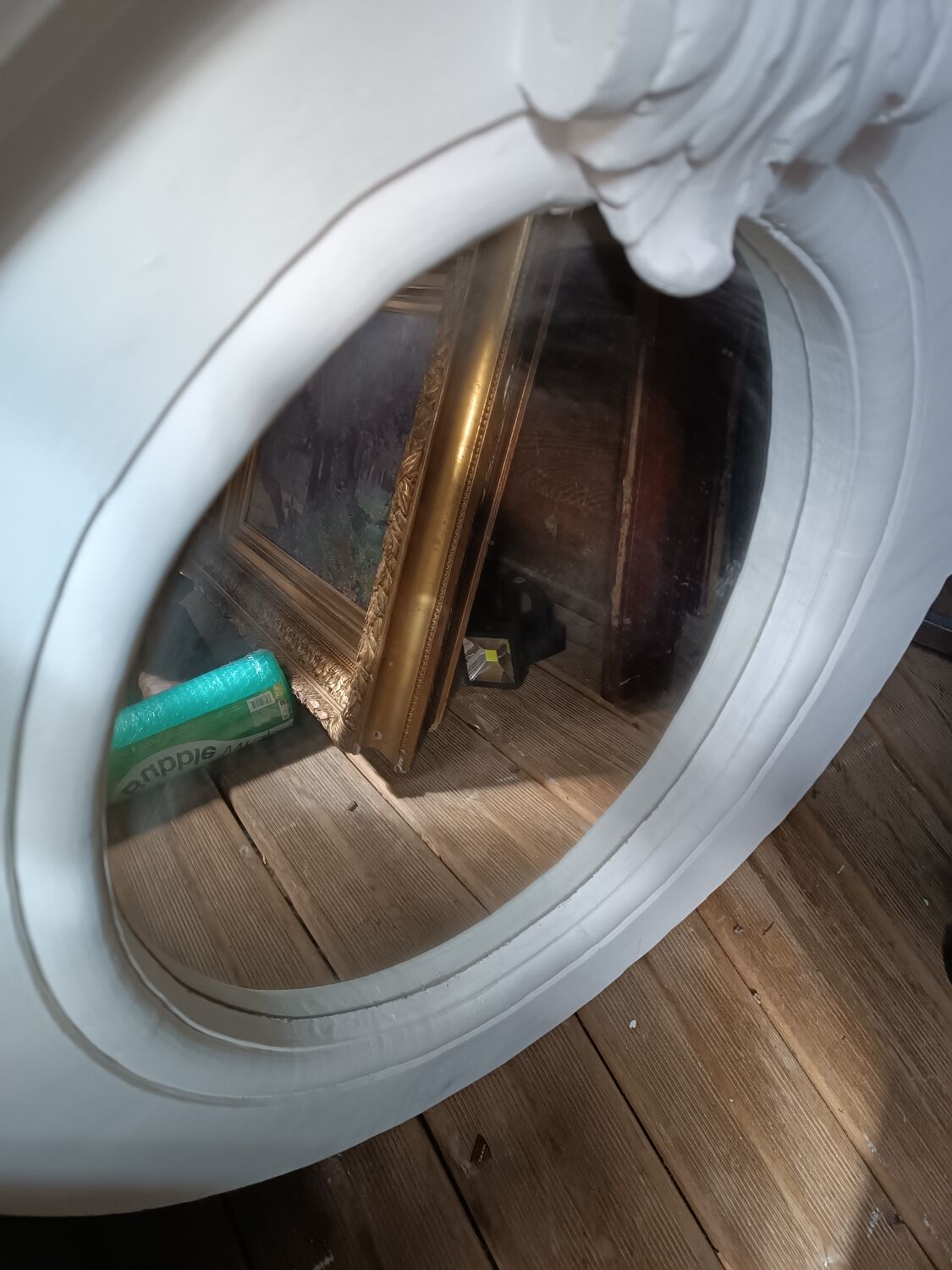 Mirror bull's eye in plaster