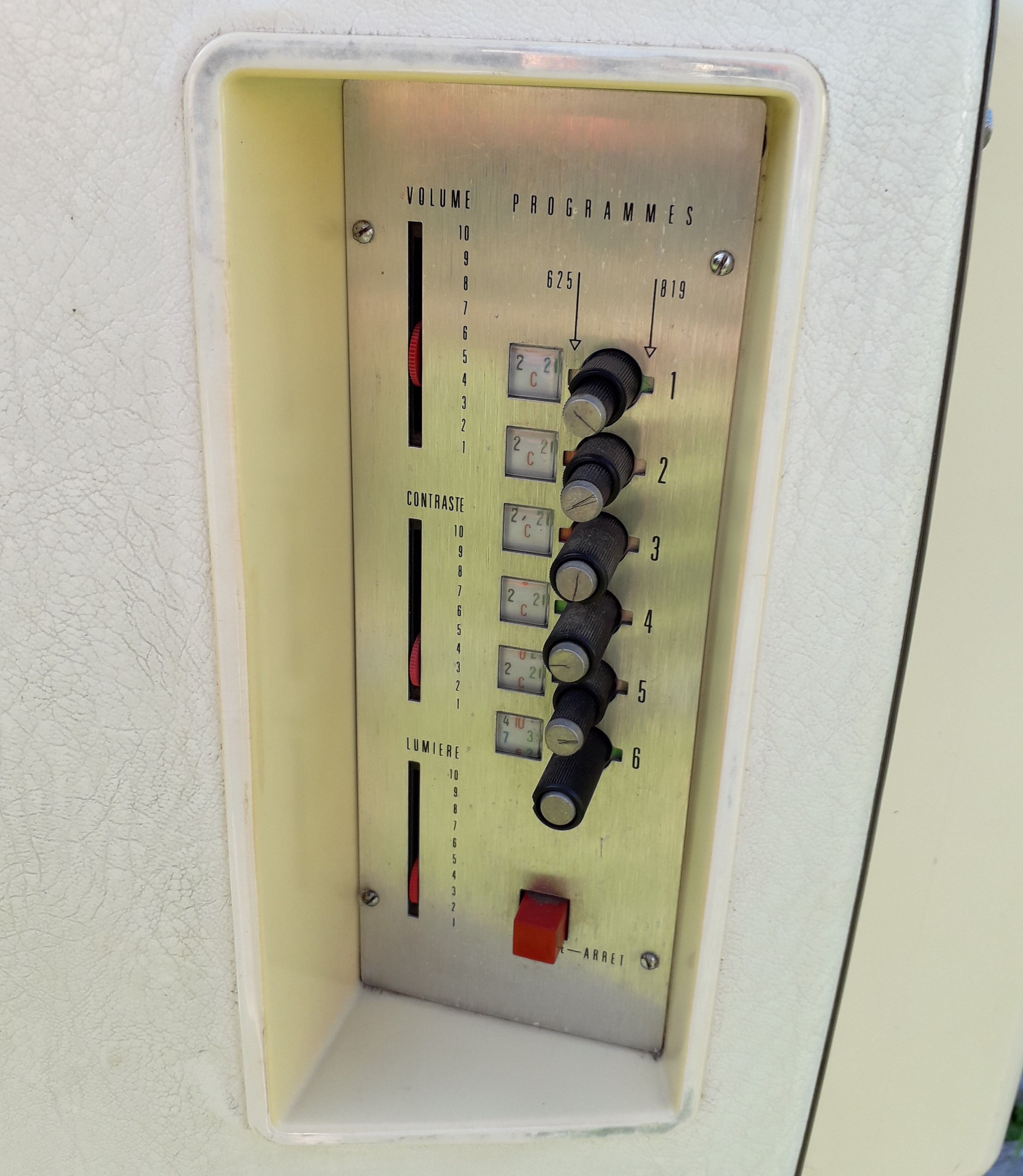 Télévision continental edison sur son pied tulipe