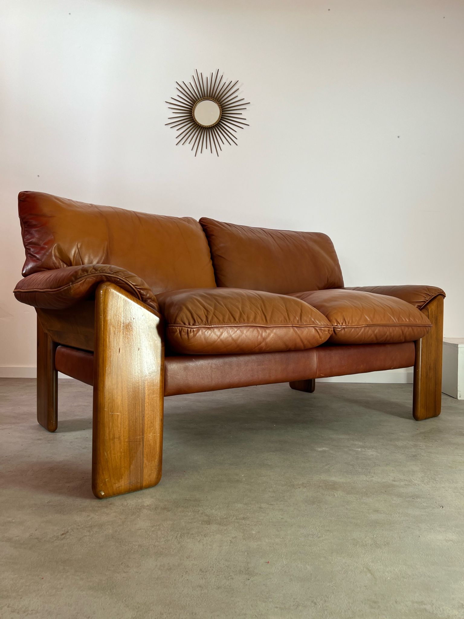 Old 2-seater leather and walnut sofa design 70s Mobil Girgi Mario Marenco vintage Italy