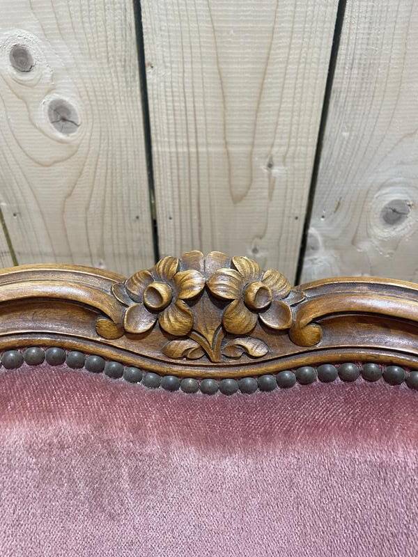 Paire de fauteuils - bergères de style Louis XV en velours rose