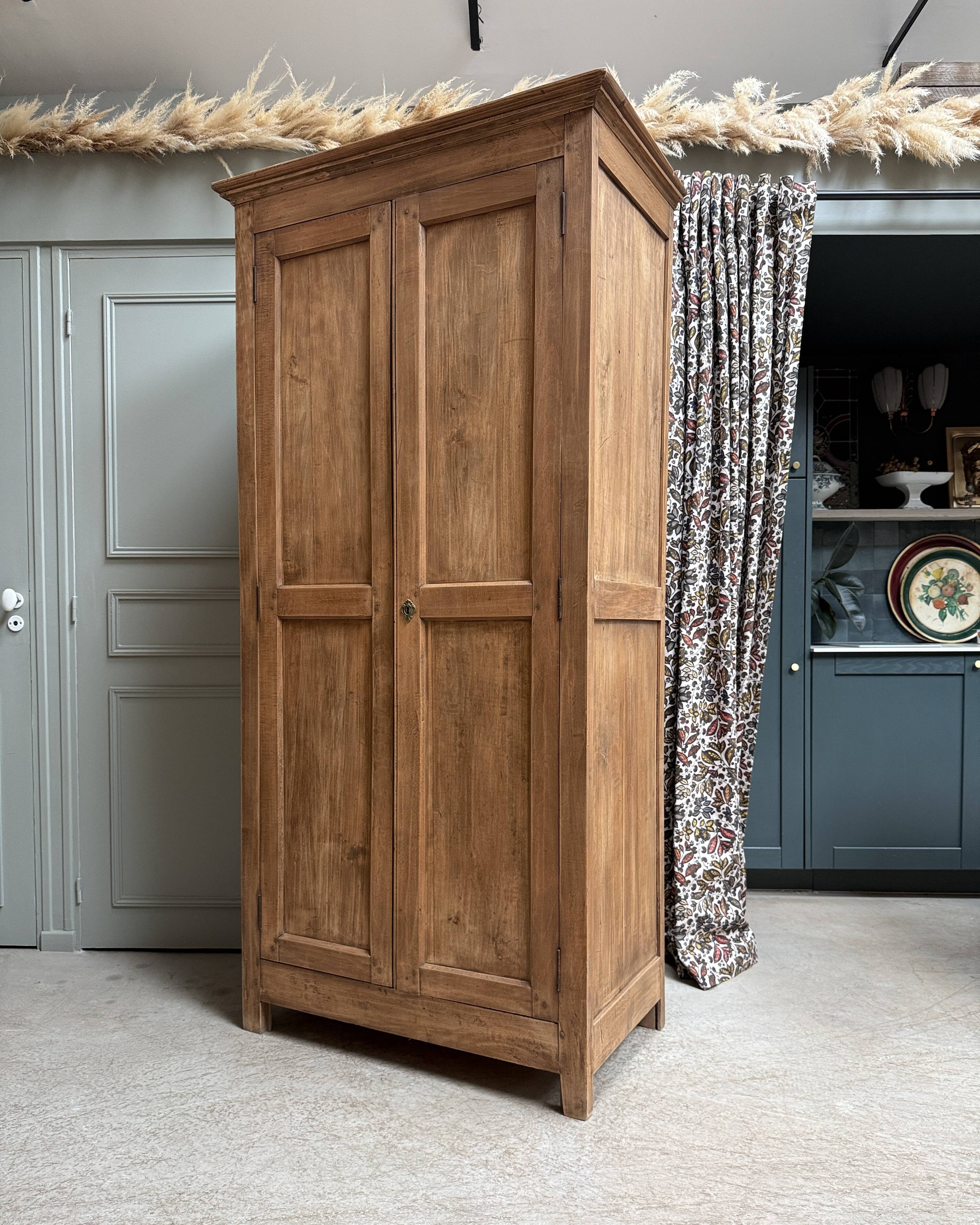Parisian wardrobe with hanging space (renovated)