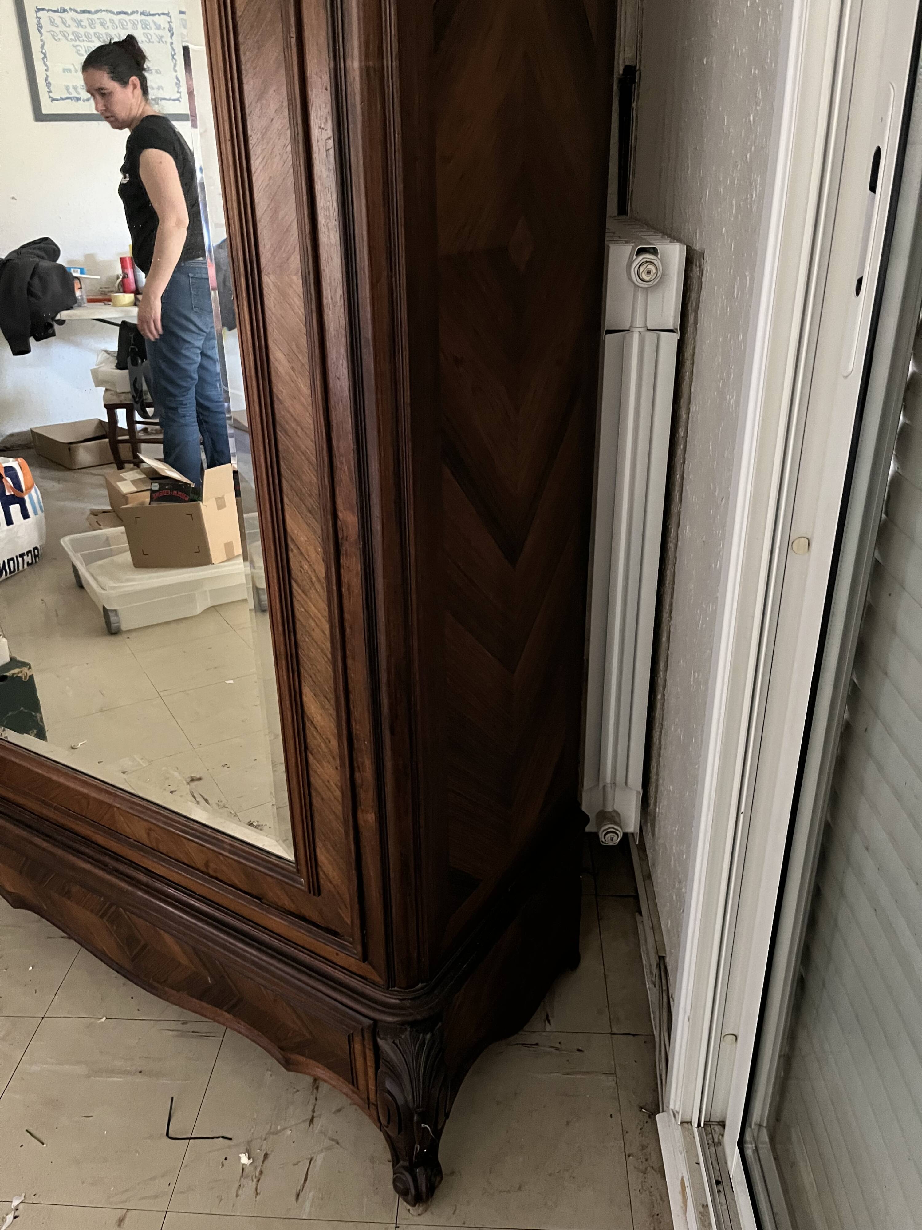 Armoire ancienne en bois massif avec miroir – style Louis XV – belle pièce