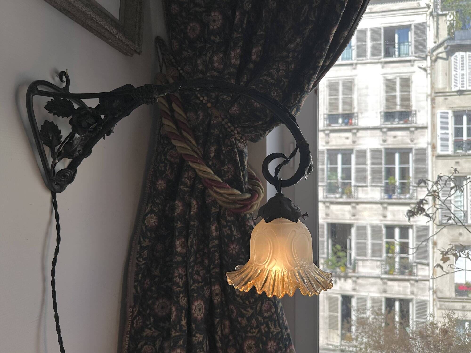 Art Nouveau wall light in wrought iron with vine decoration, early 20th century.