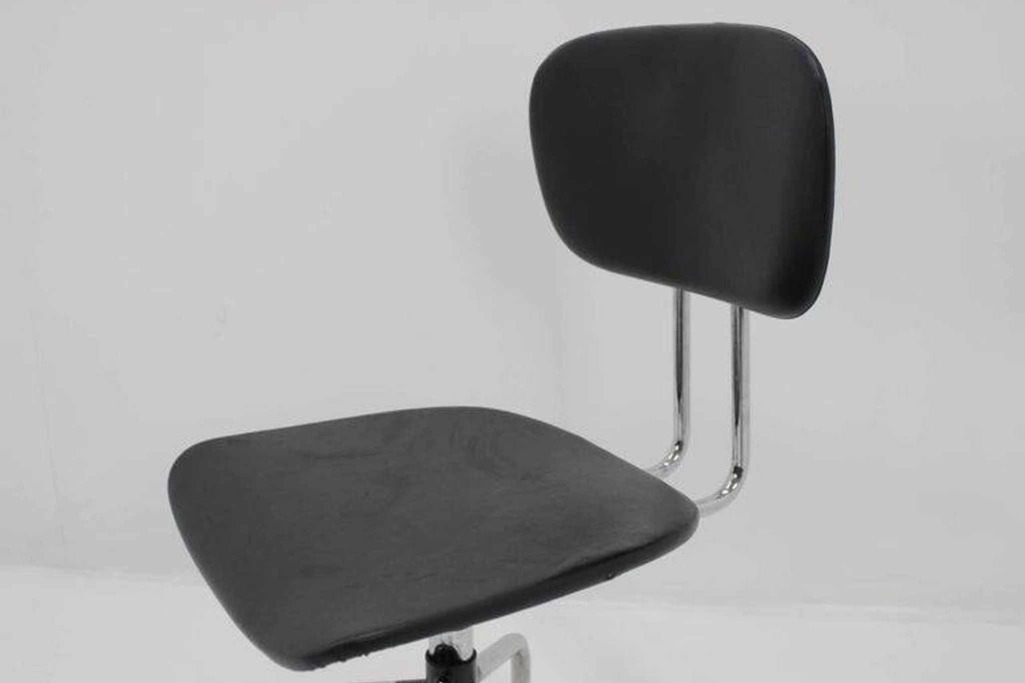 Chaise de bureau à roulettes en chrome