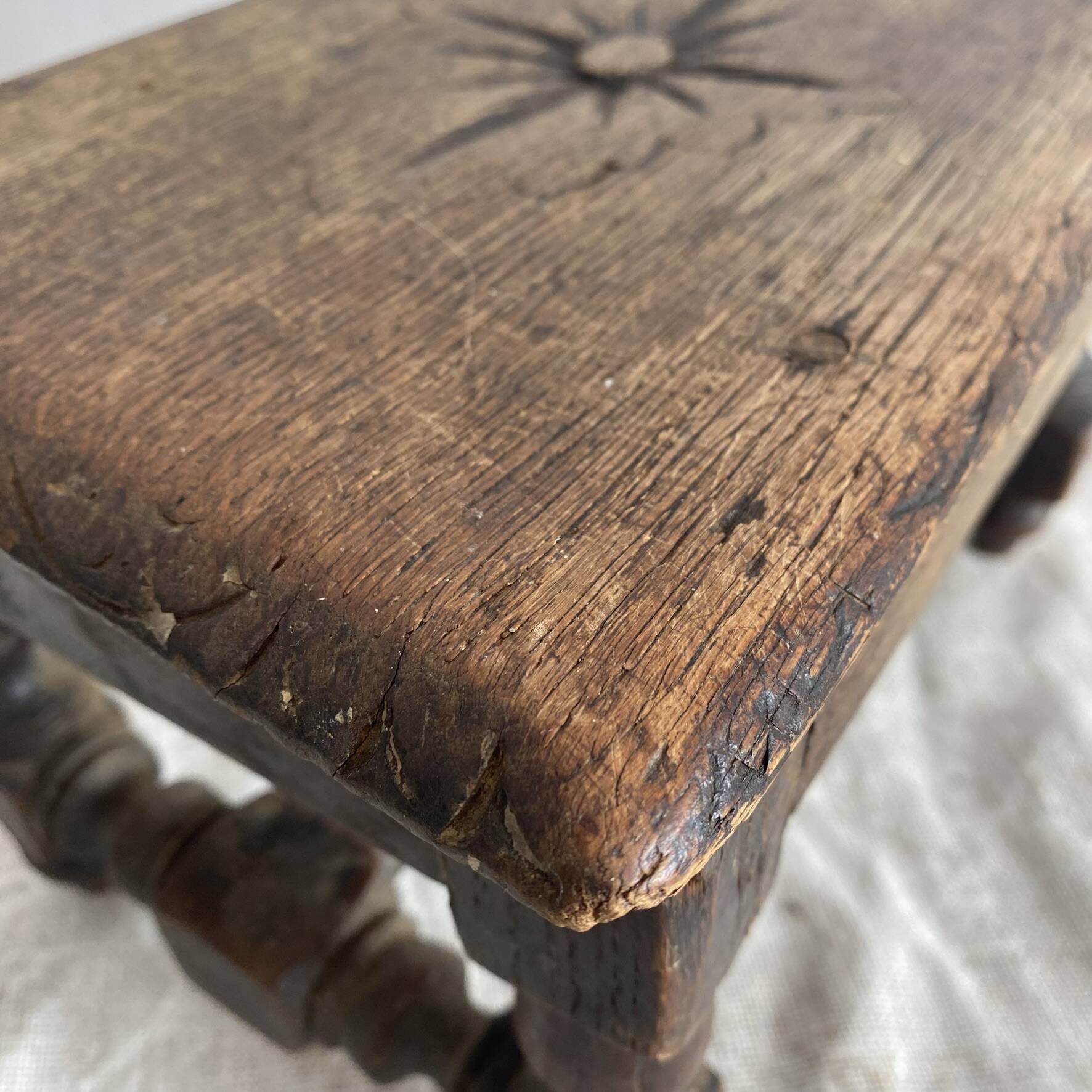 Tabouret bas ancien brodeuse en bois tourné
