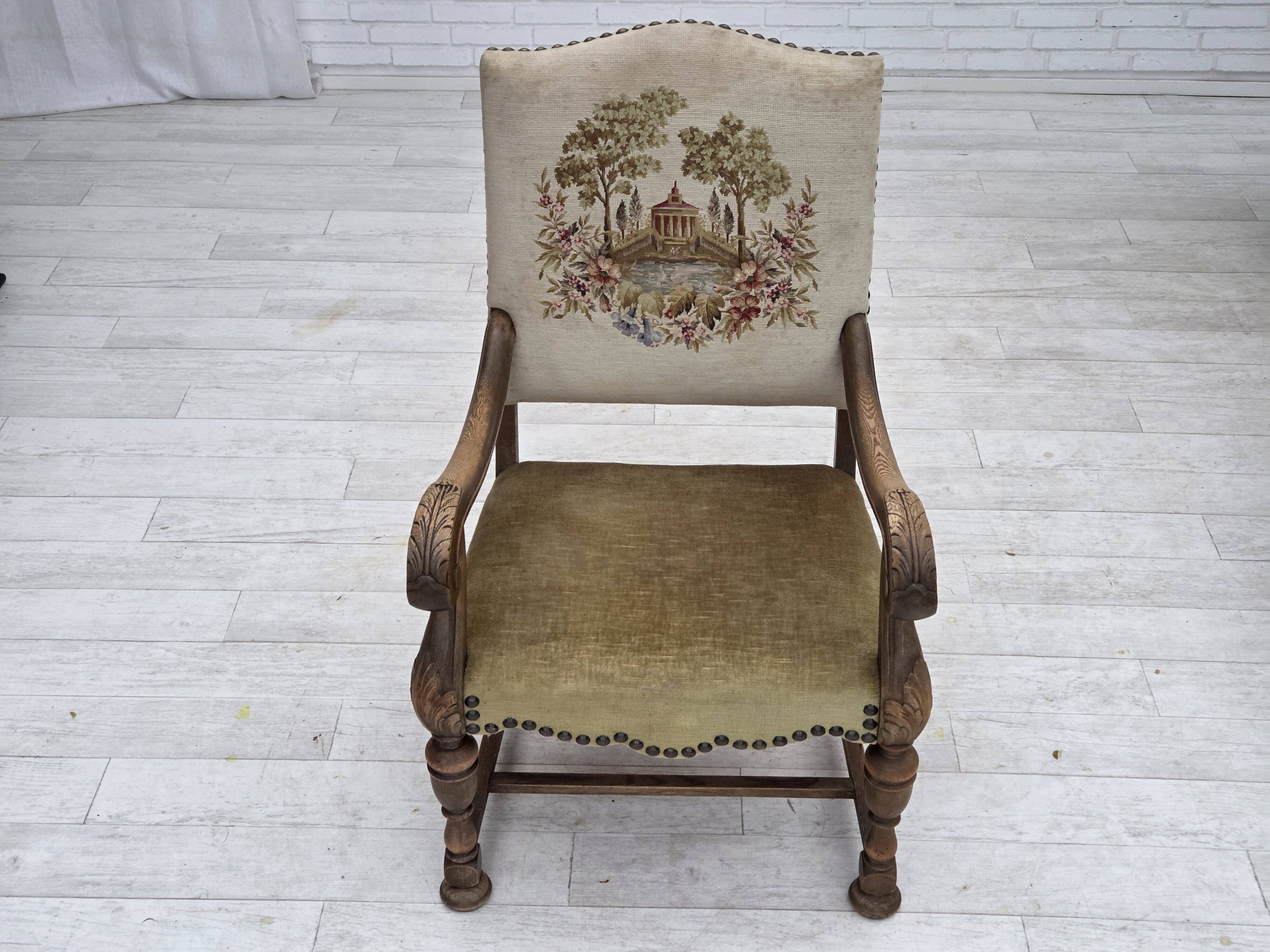 Fauteuil danois à dossier haut des années 1950, en laine tissée à la main, velours, bois de chêne sculpté.