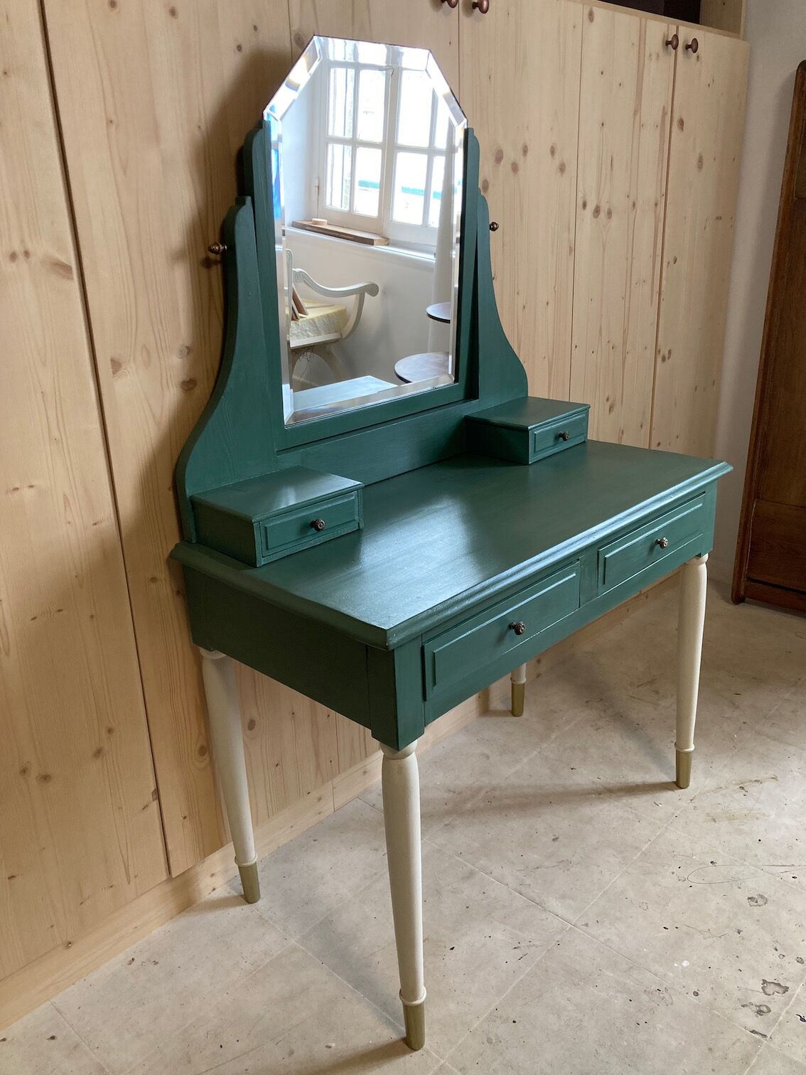 Art Deco hairdresser