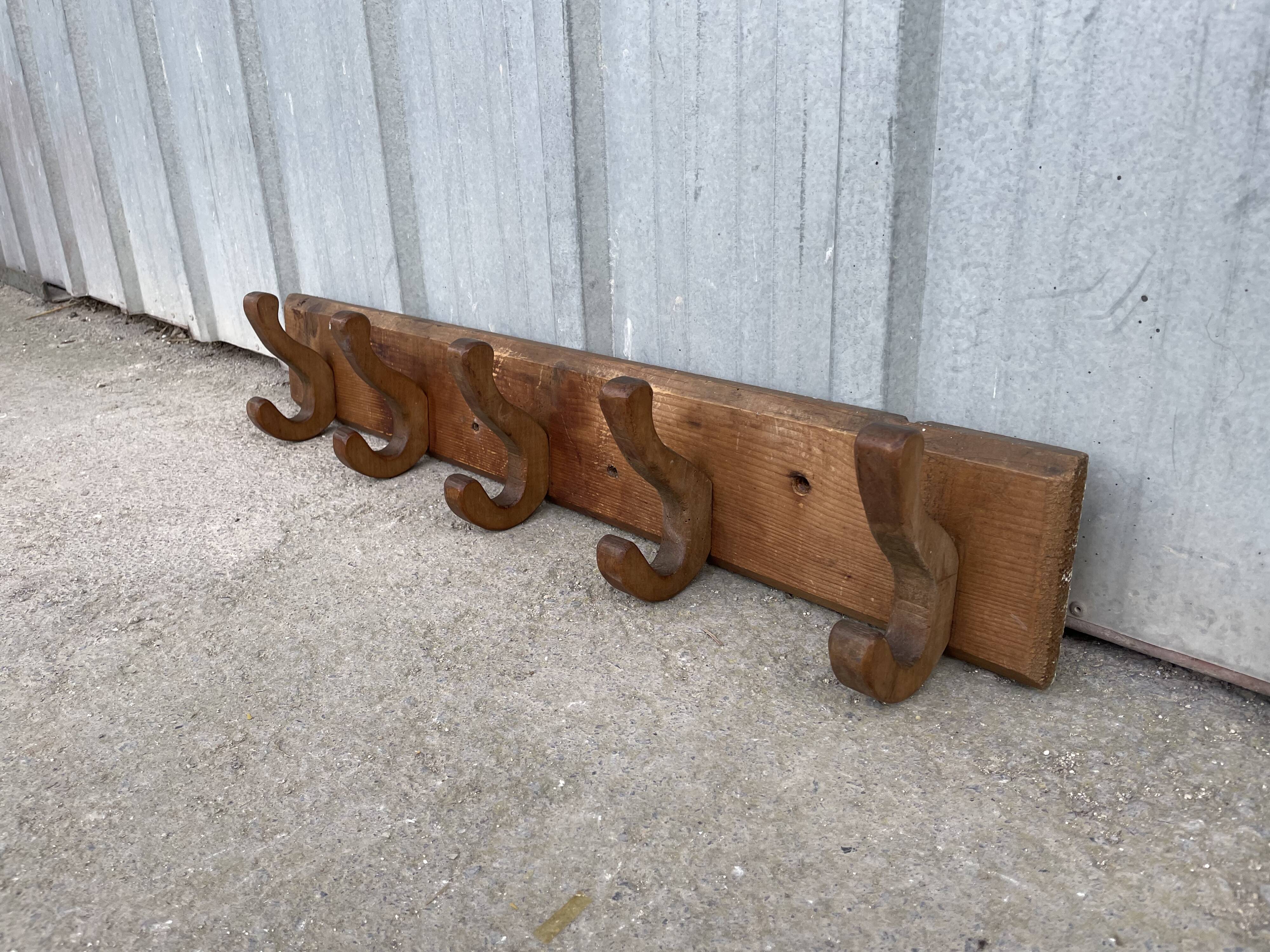 Wooden wall-mounted coat rack with 5 hooks