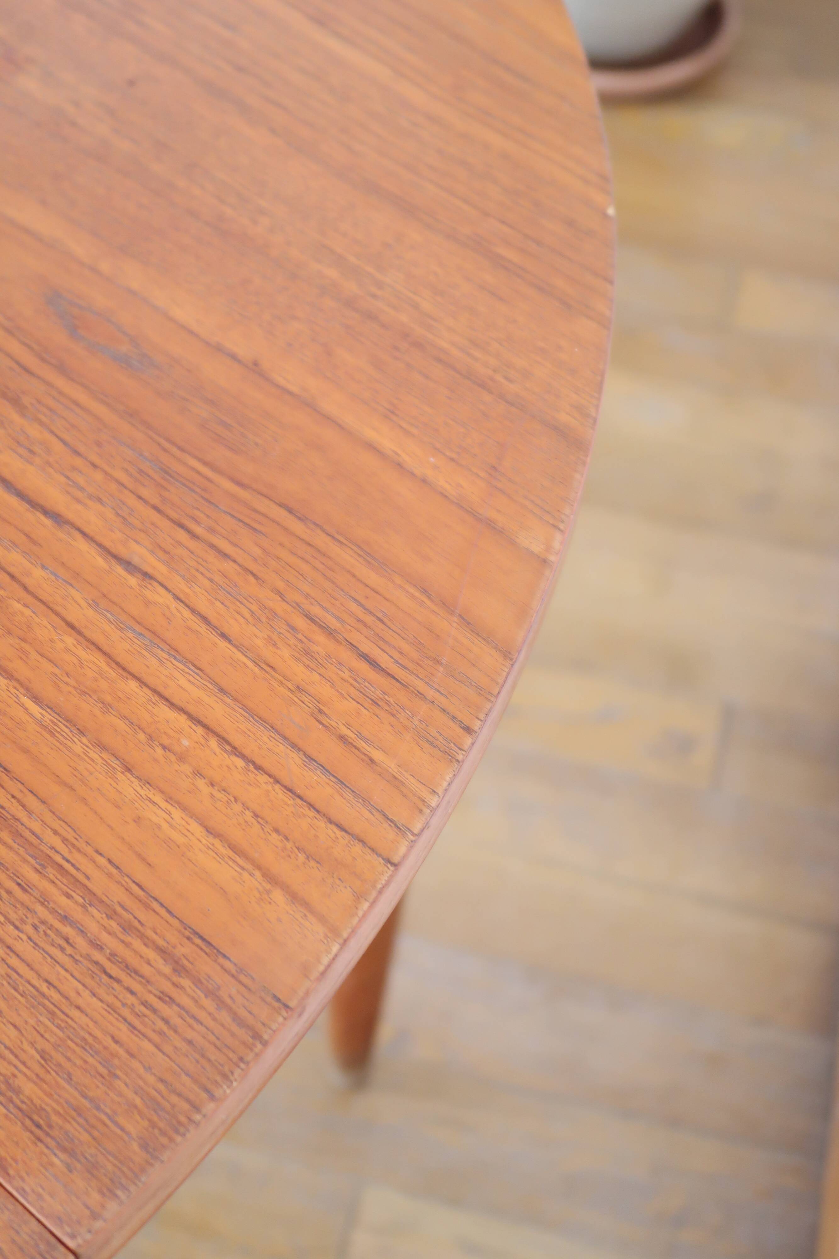 Extendable Scandinavian Round Table
