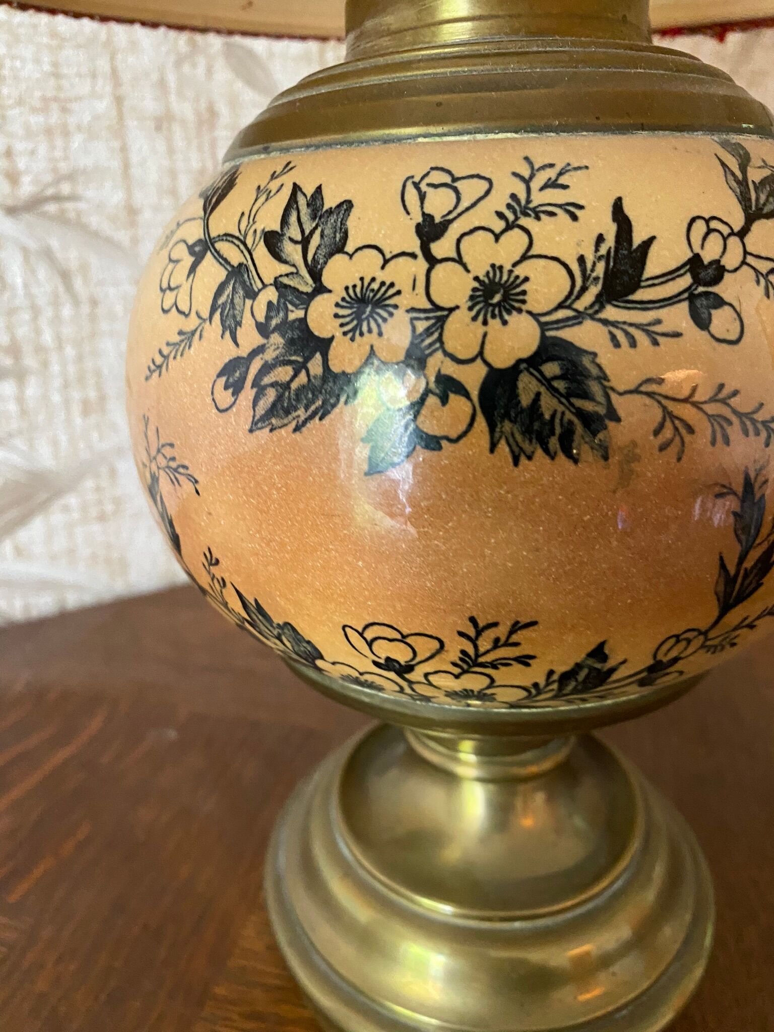 Lampe de table vintage pied en porcelaine émaillée fleuri et laiton doré