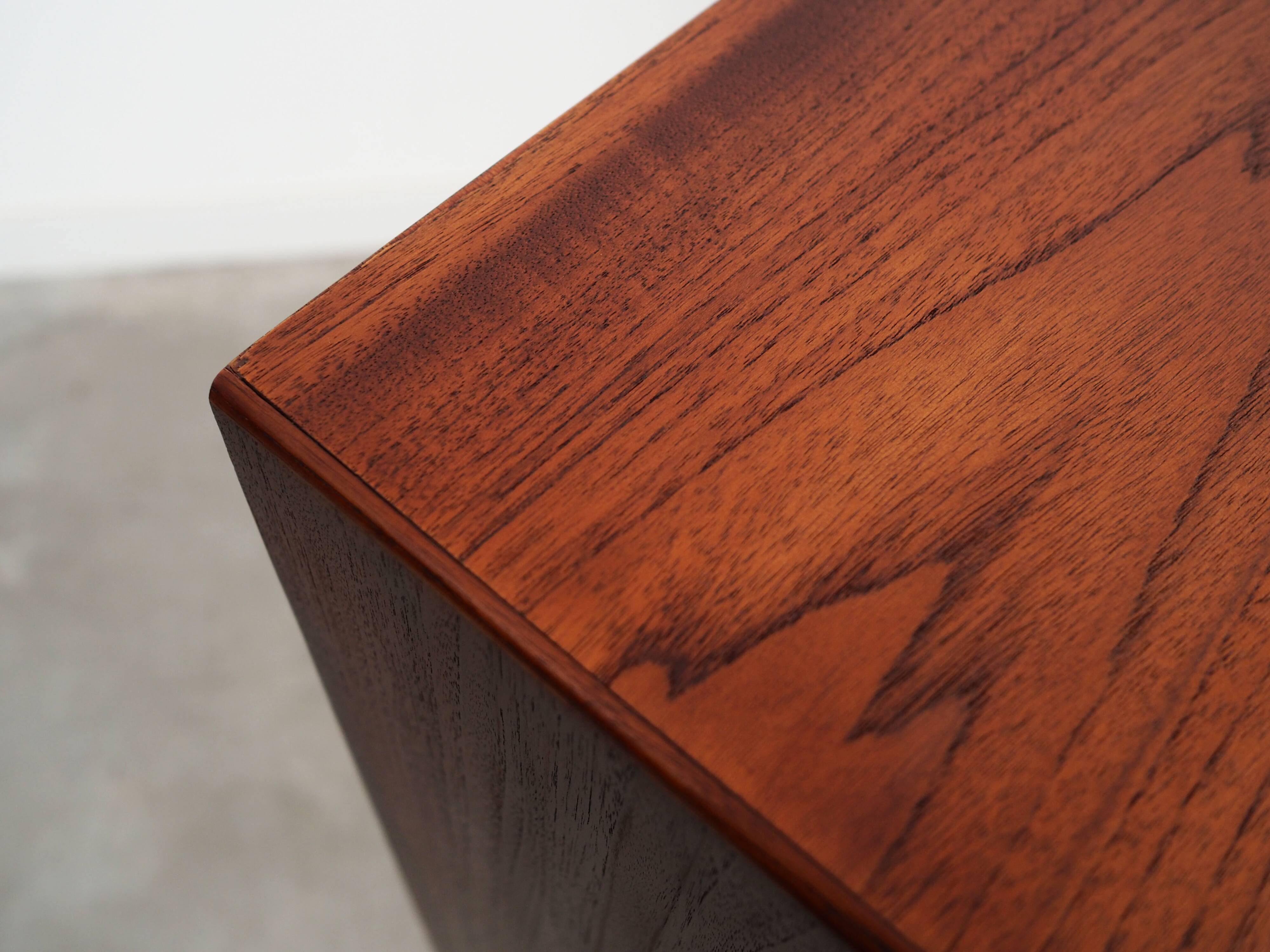 Buffet haut en teck, design danois, années 1970, production : Danemark