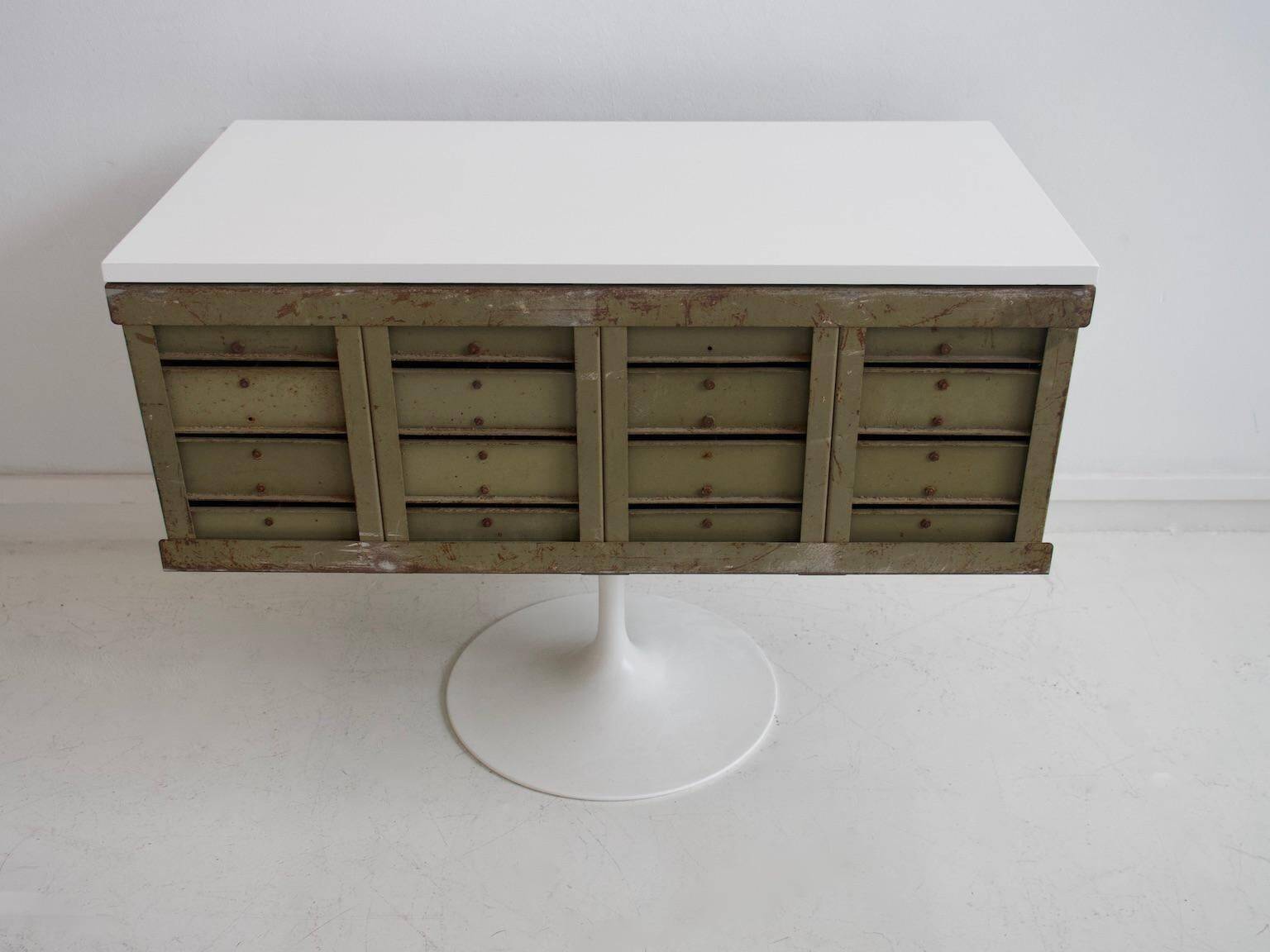Commode en métal vert armée du milieu du 20e siècle