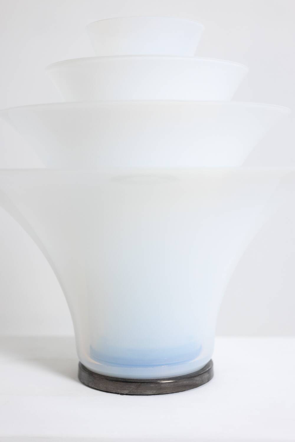 "Petal" lamp in opalescent white and bluish glass. 21st century.