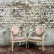 Paire de fauteuils dossier médaillon en bois laqué crème de style louis xvi