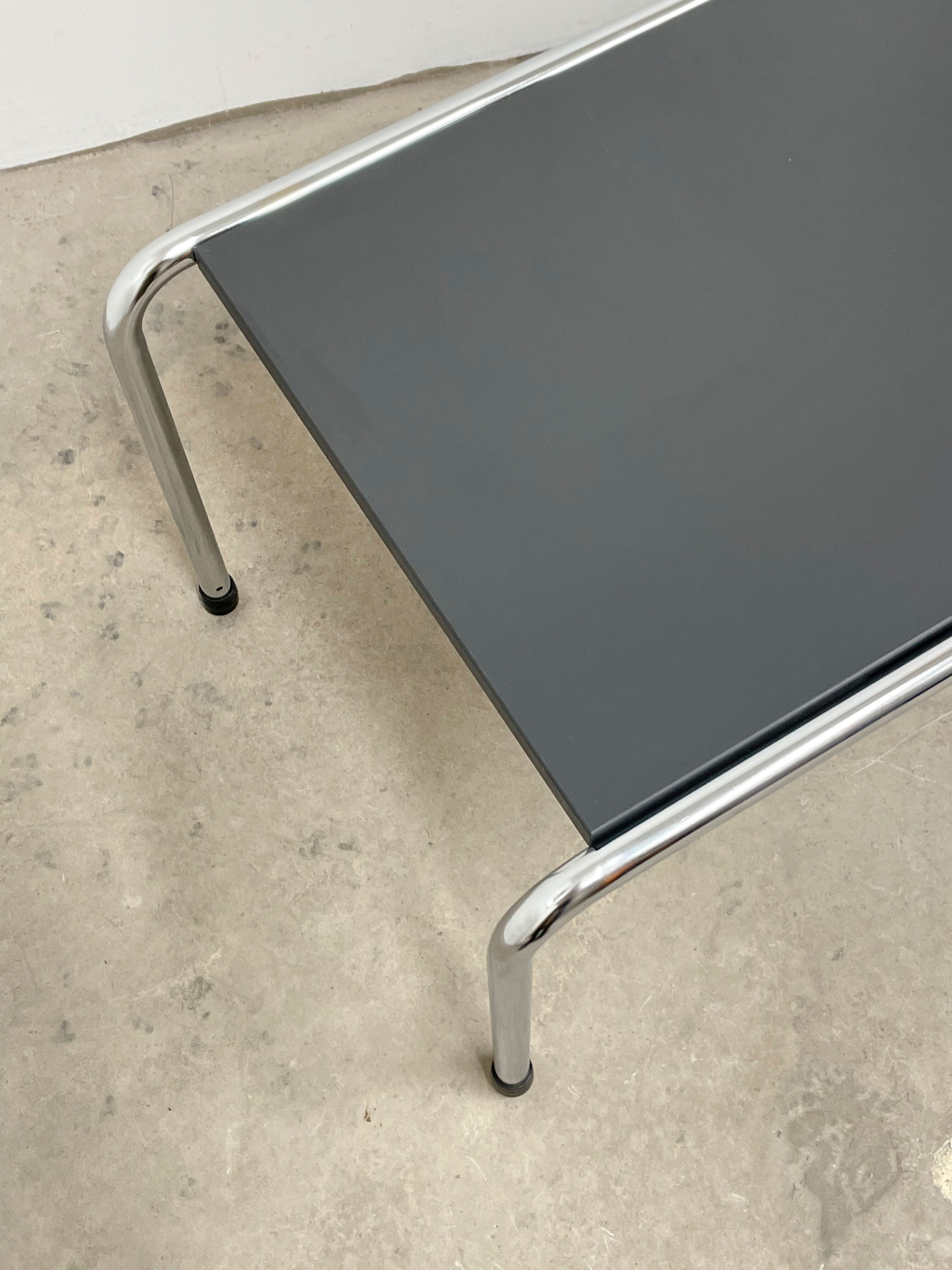 Table basse en métal chromé et mélaminé gris