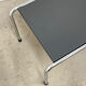 Table basse en métal chromé et mélaminé gris