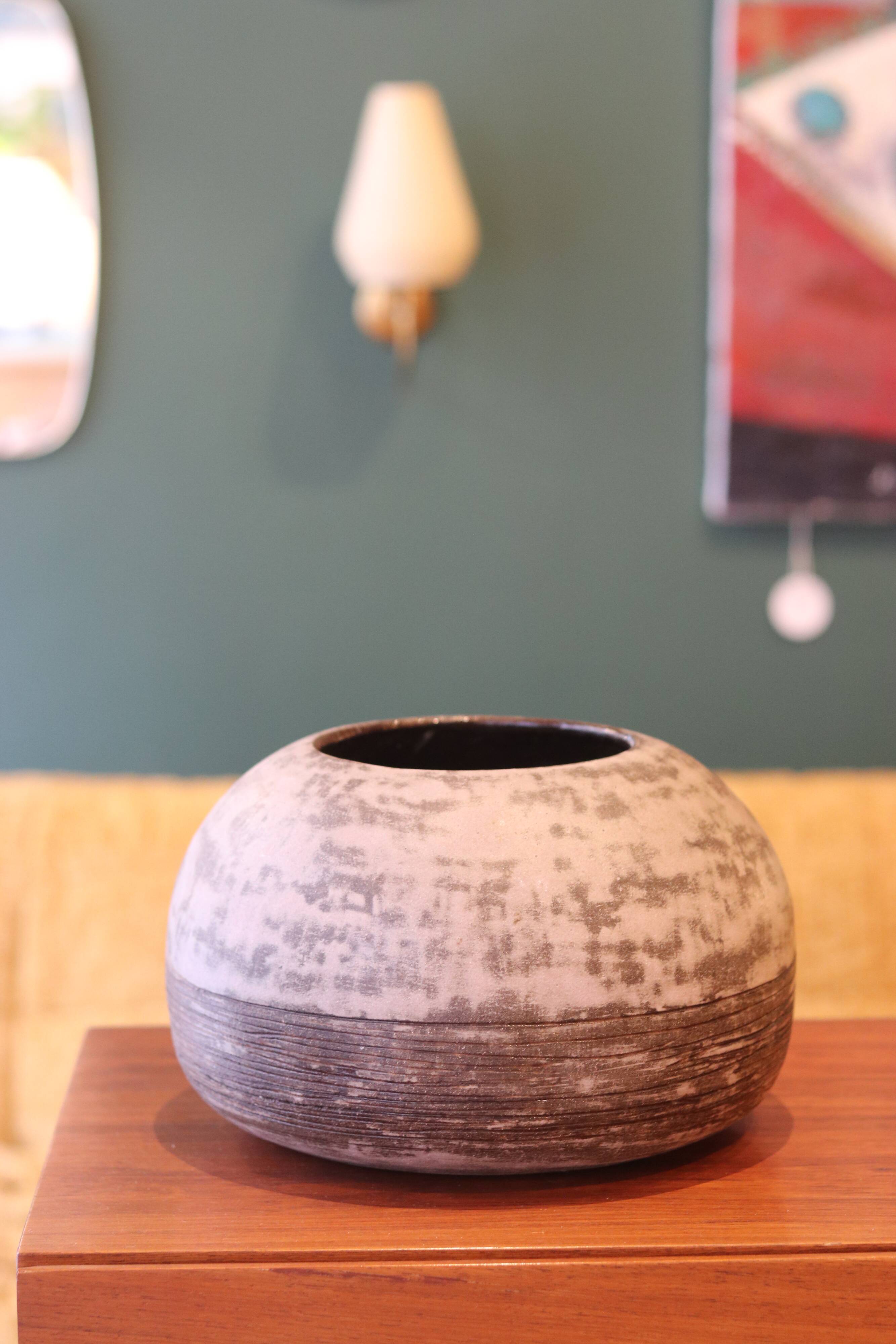 Vase boule en grès émaillé, tons gris-bleu nuancé, circa 1960