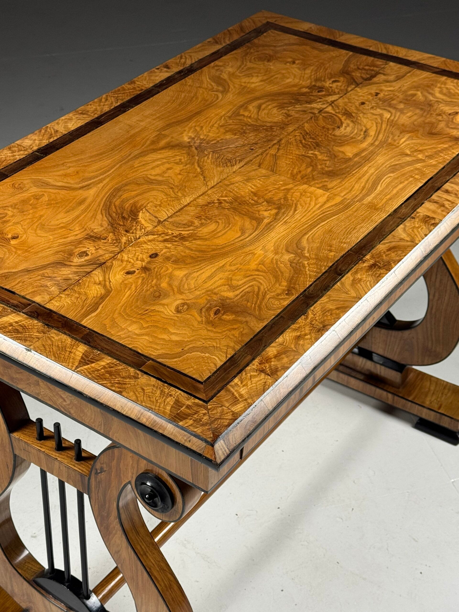 Bureau Biedermeier, table de centre