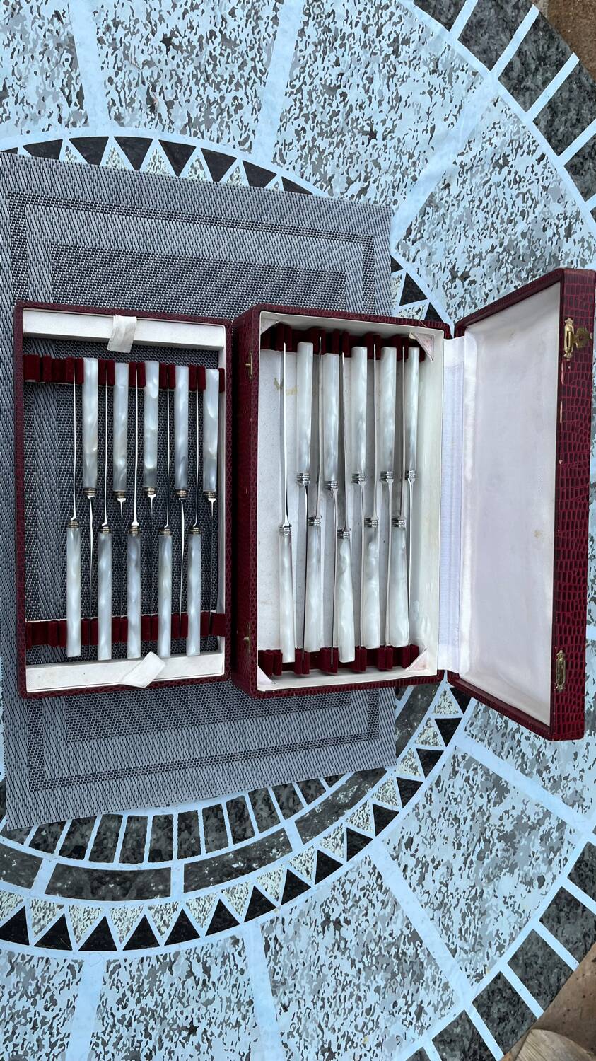Box of 10 table knives and 10 cheese knives