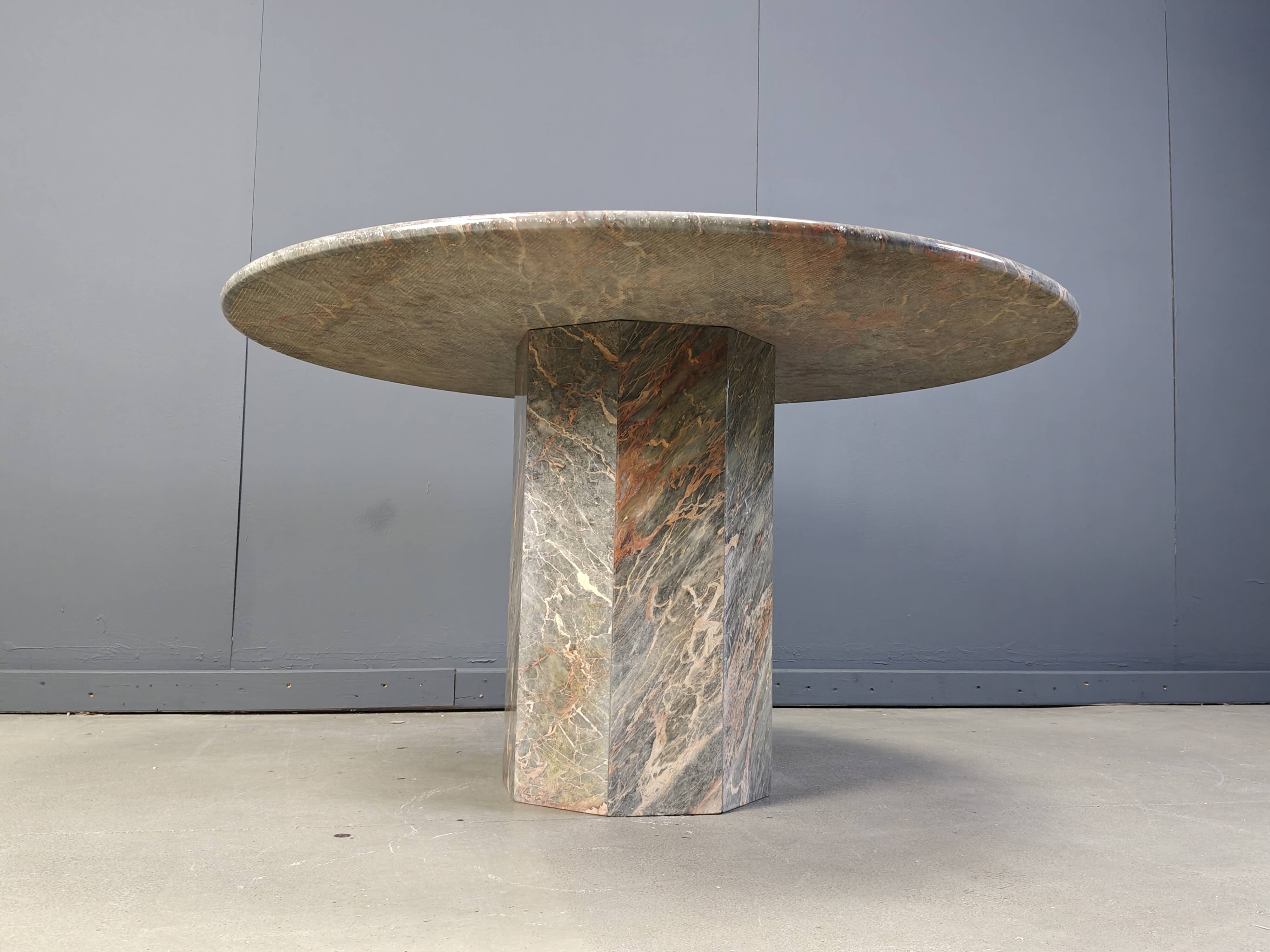 Table à manger ronde en marbre italien des années 1970