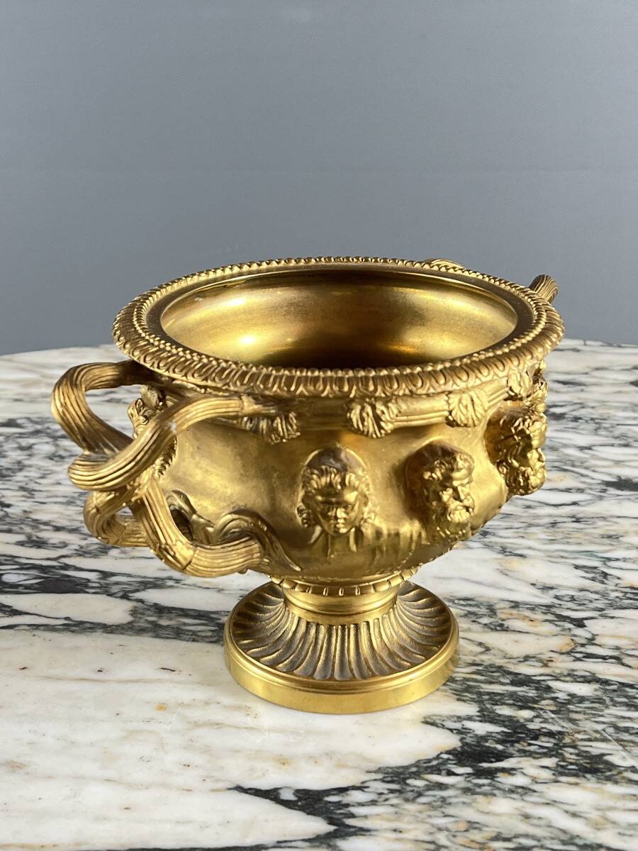 Large Pompeian-style bronze cup with two handles, 19th century.
