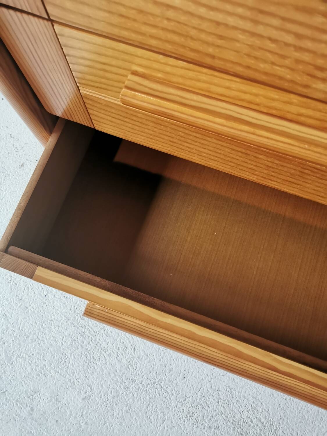 Pine chest of drawers