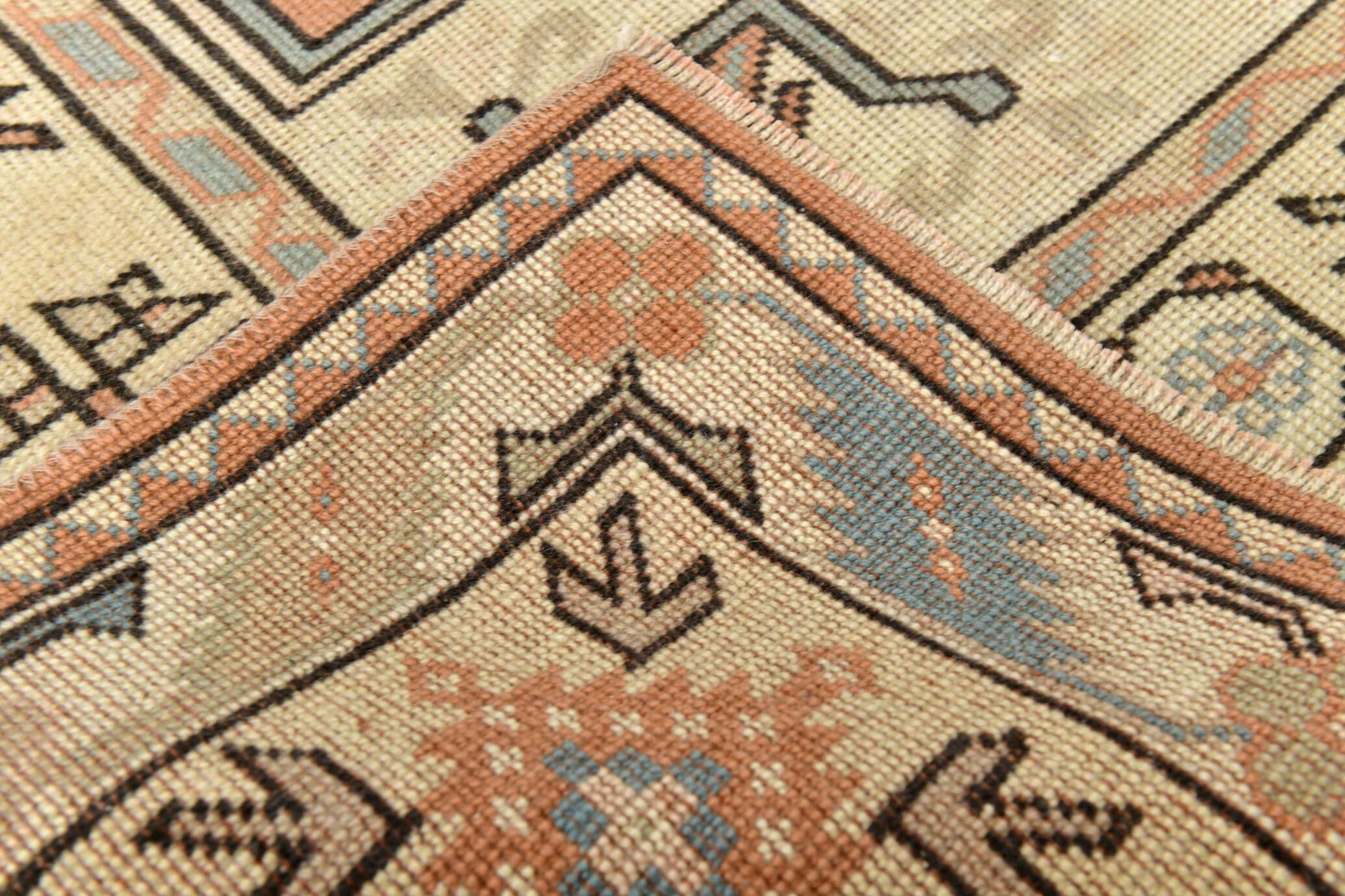 Tapis persan carré saumon et crème, 194x212 cm