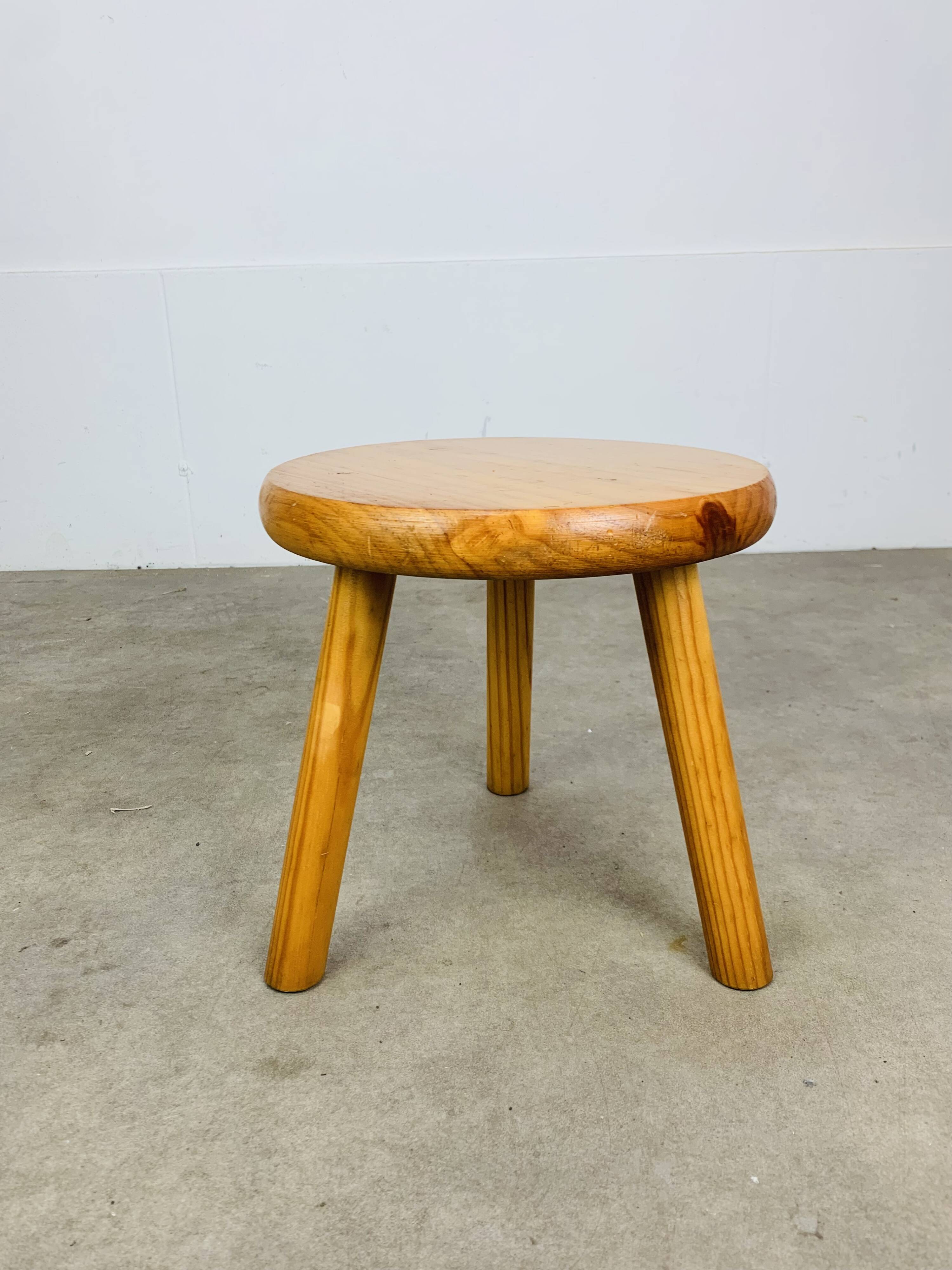 Tripod stool in pine, solid wood, vintage, mountain chalet style.