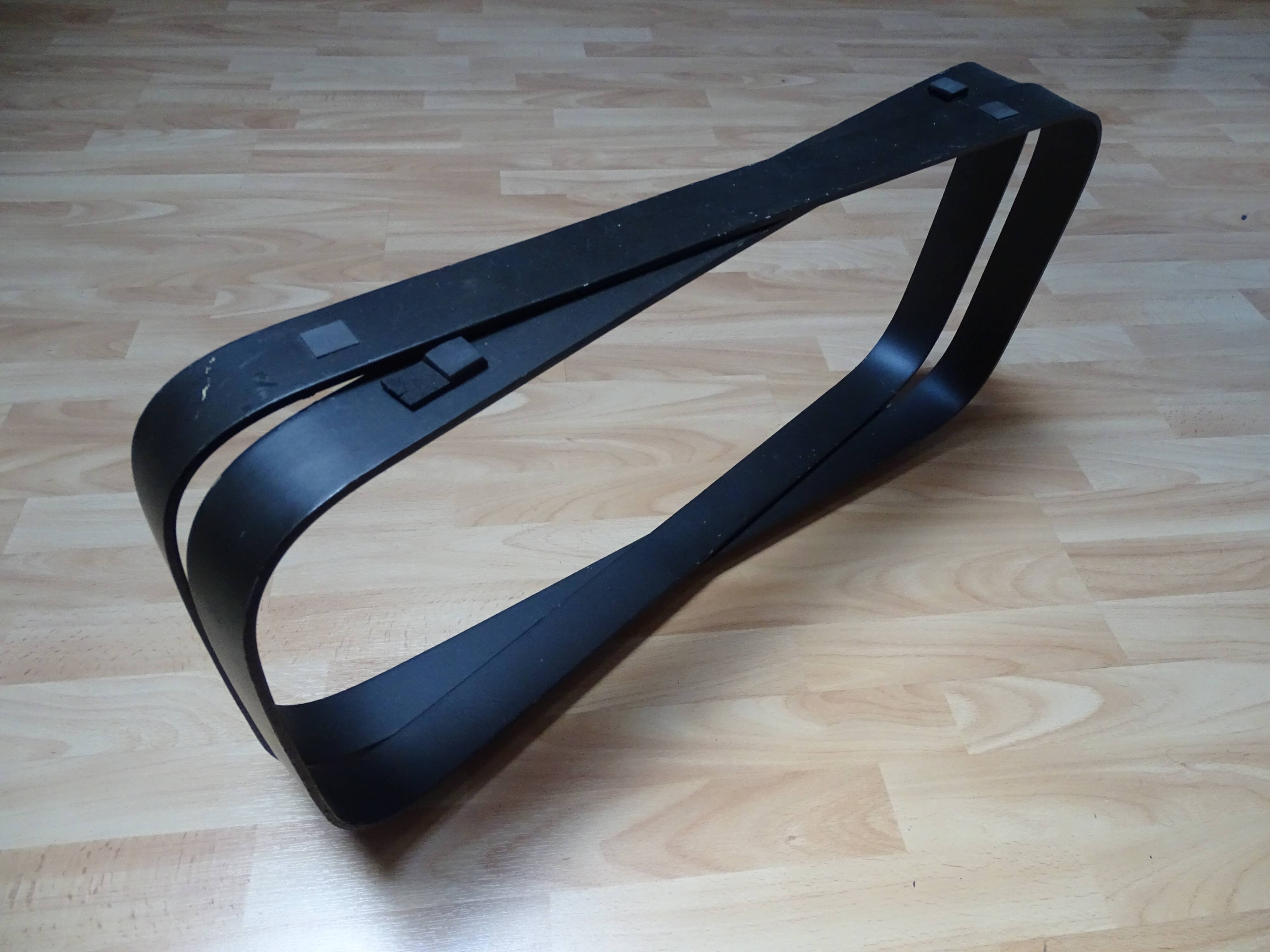 Design round glass coffee table, crossed legs