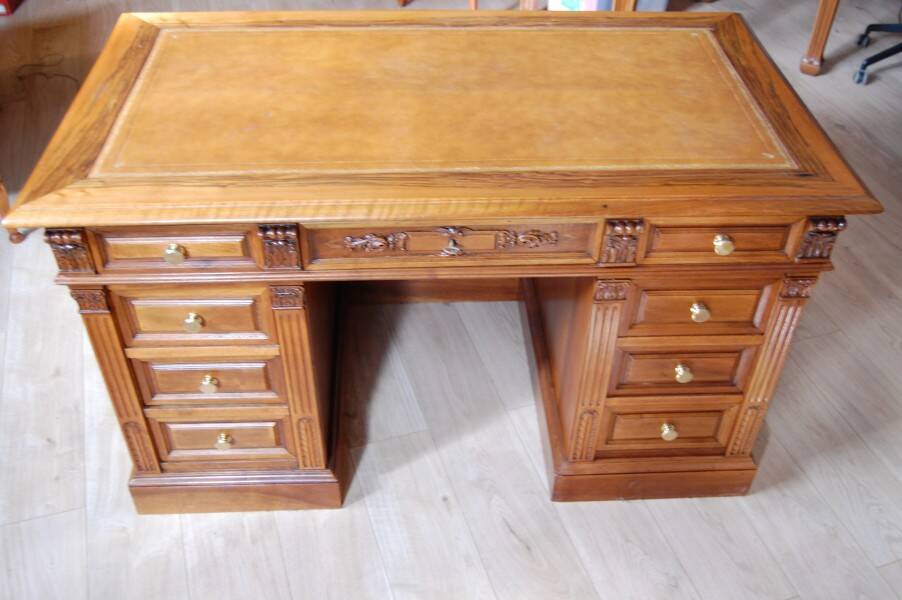 Napoleon III desk in walnut from the late 19th century.