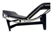 Vintage LC4 Chaise Longue par Le Corbusier en cuir noir