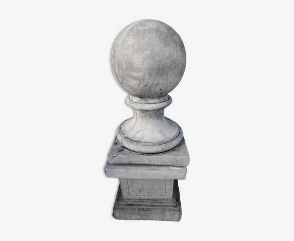Boule sur socle en pierre reconstituée patiné gris