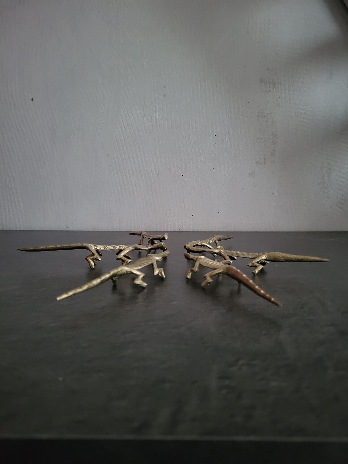 6 vintage knife rests, brass crocodiles, in excellent condition.