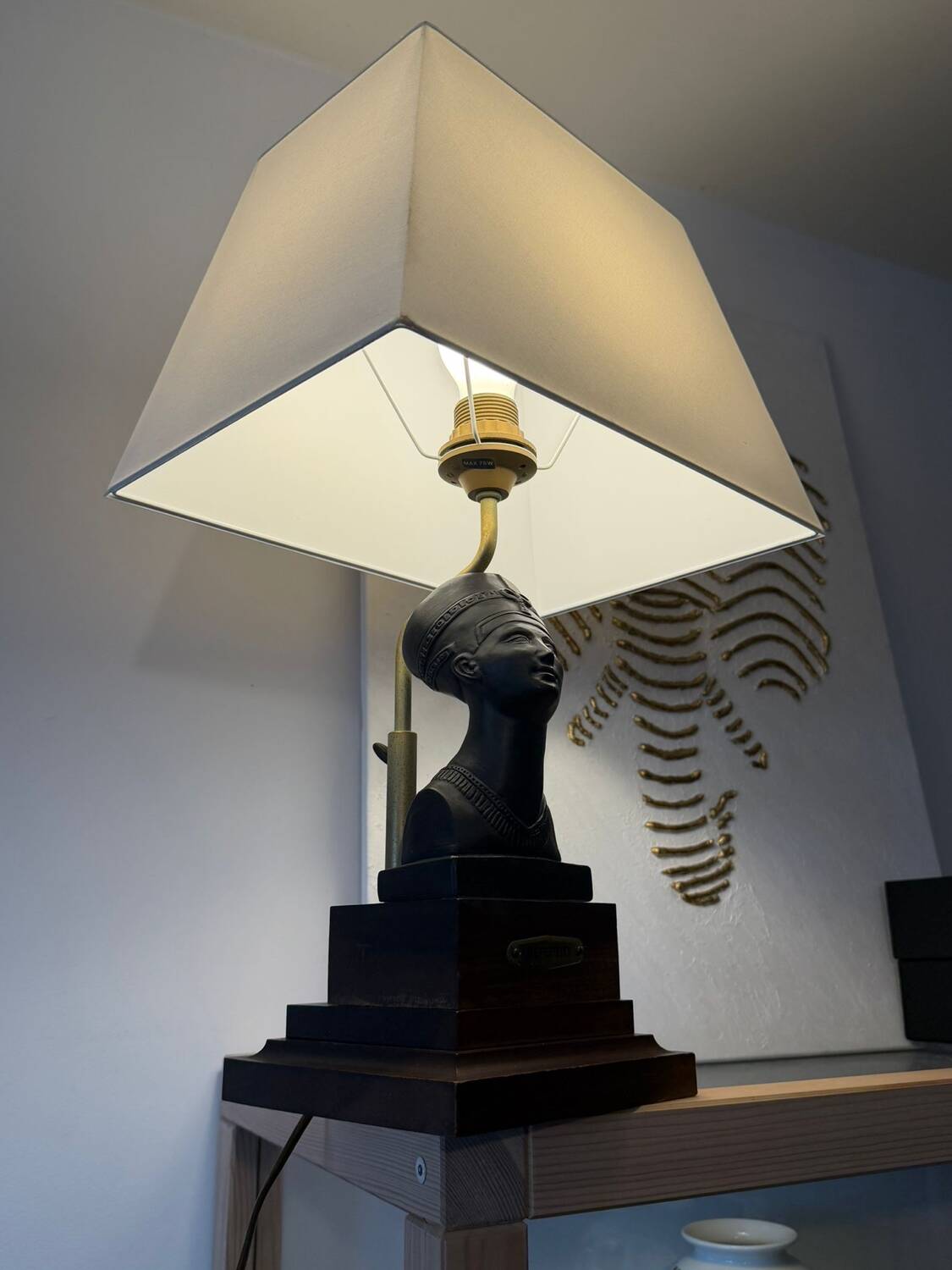 Vintage Egyptian-Inspired Table Lamp – Bust of Queen Nefertiti