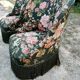Deux fauteuils crapaud, motifs floraux