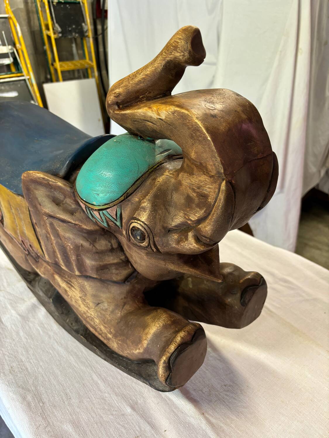 Éléphant en bois à bascule