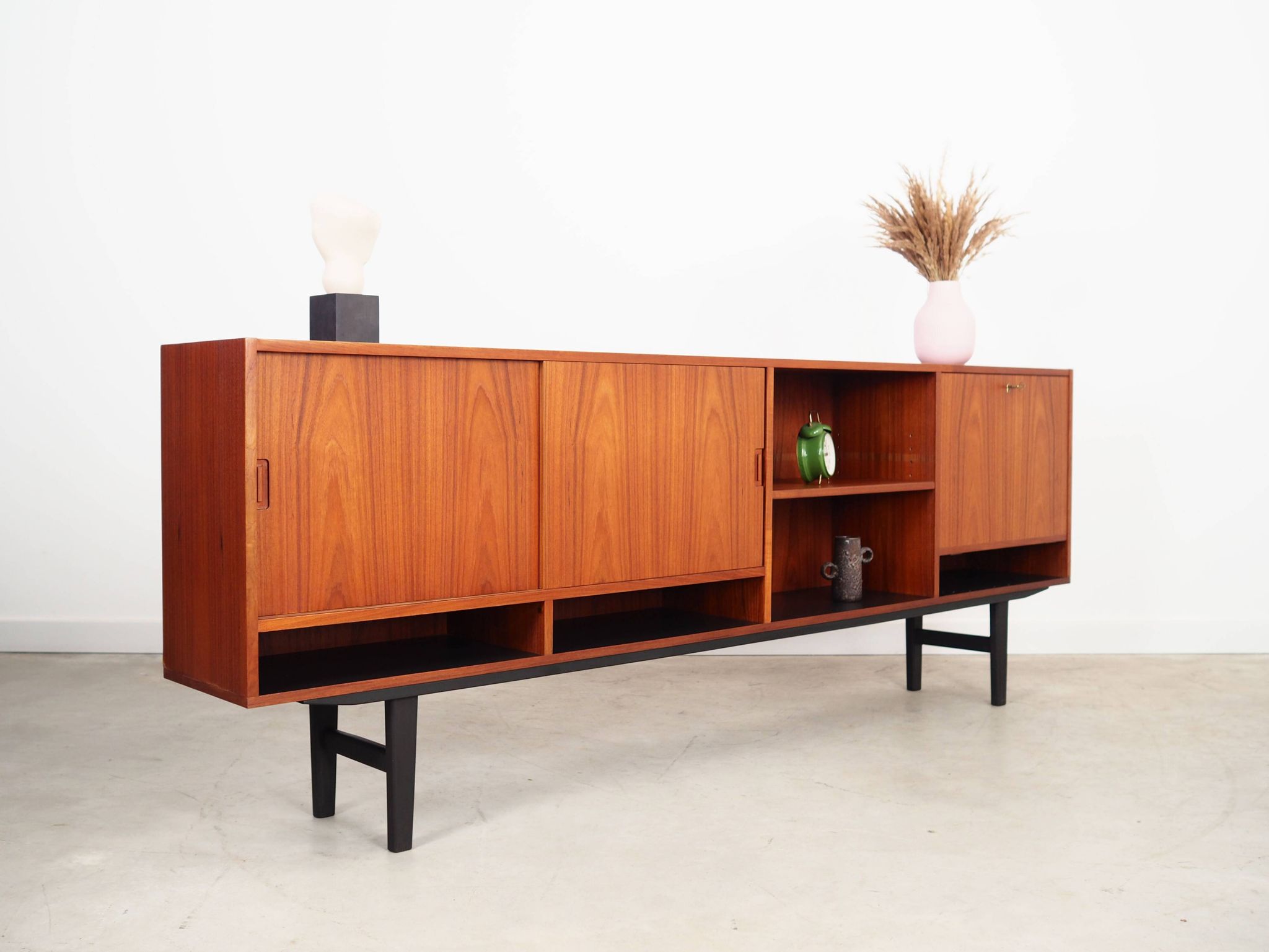 Buffet en teck, design danois, années 1970, production : Danemark