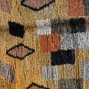 Tapis jaune moderne berbere marocain en laine