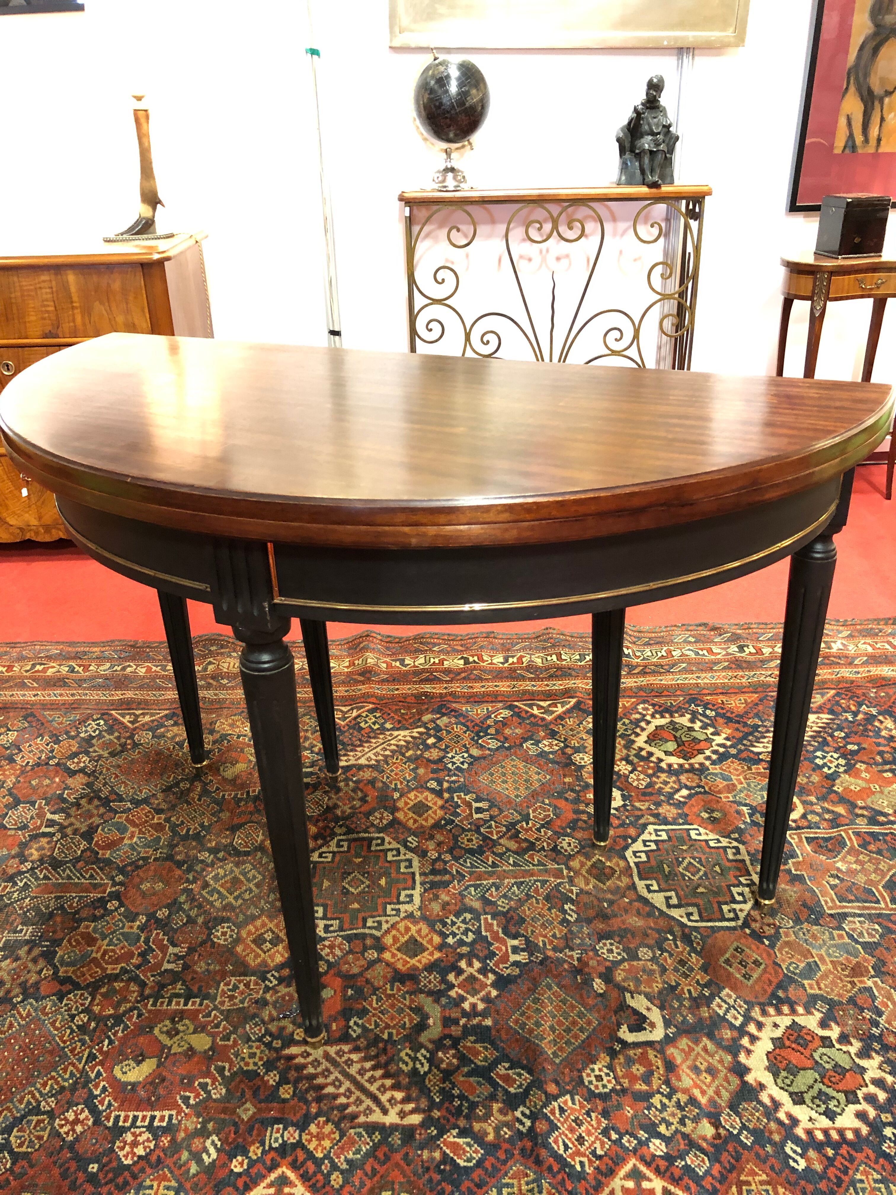 Half-moon table with extensions