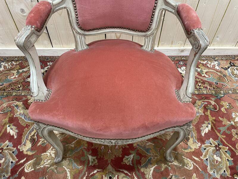 Fauteuil cabriolet de style Louis XV en velours rose