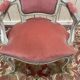 Fauteuil cabriolet de style Louis XV en velours rose