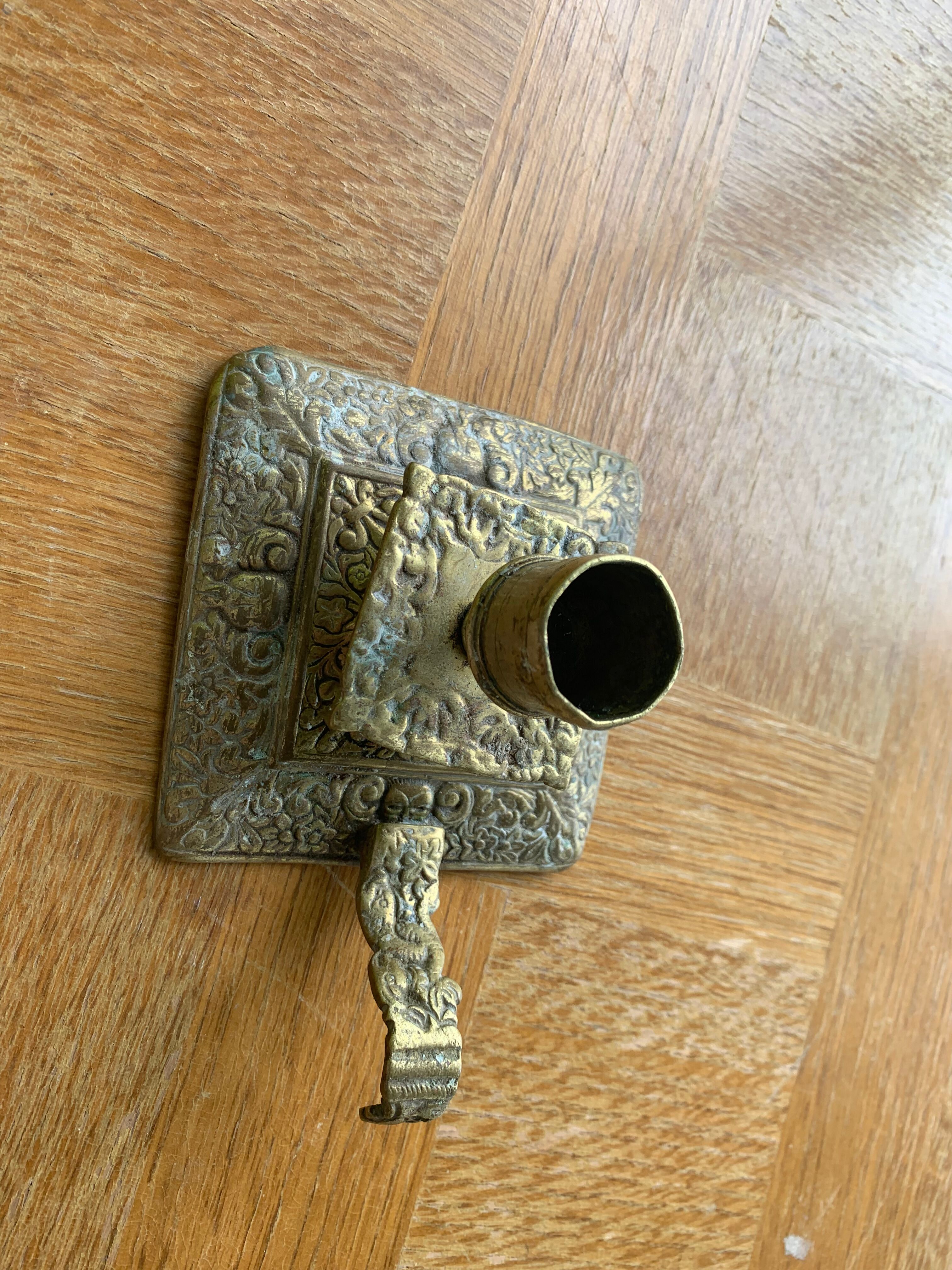 Cellar rat candlestick in gilded brass chised flower pattern, foliage and old face