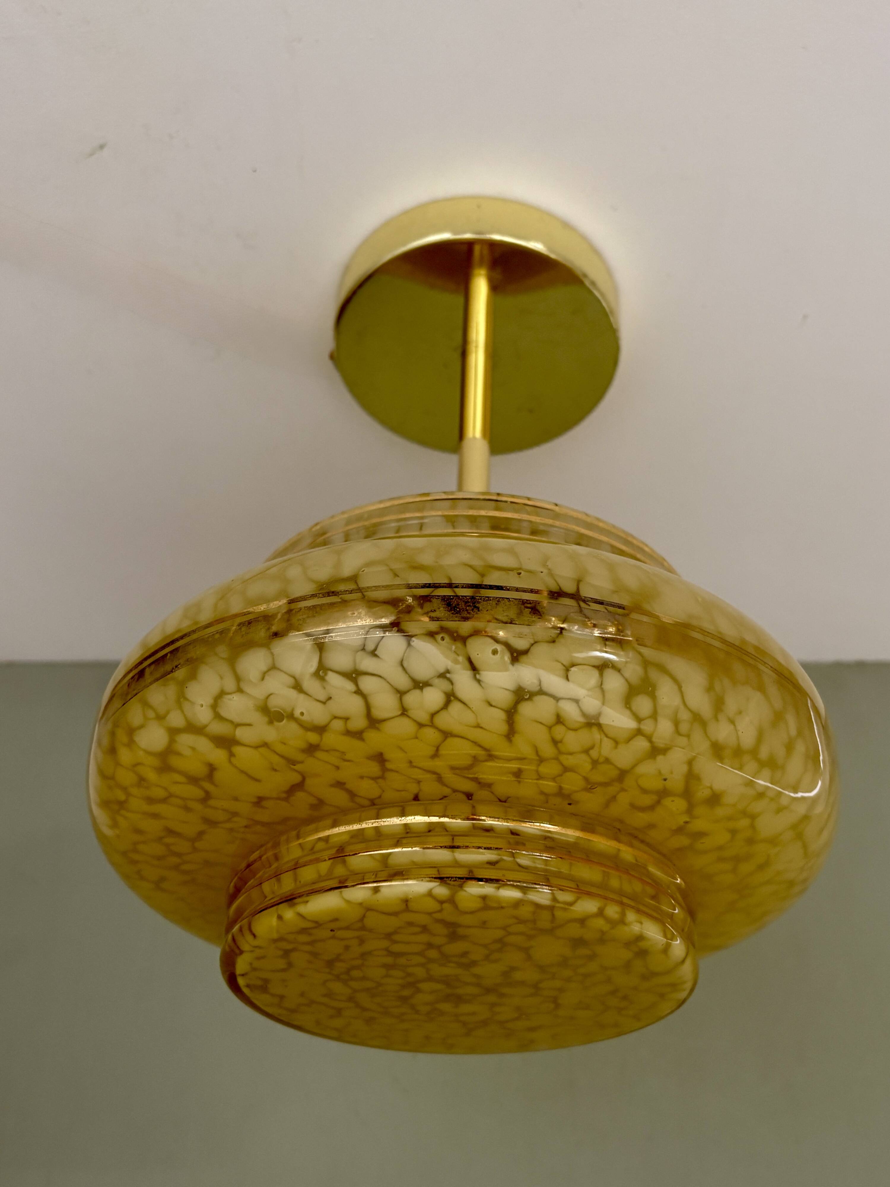 Suspension / Plafonnier globe vintage art déco en verre de Clichy jaune