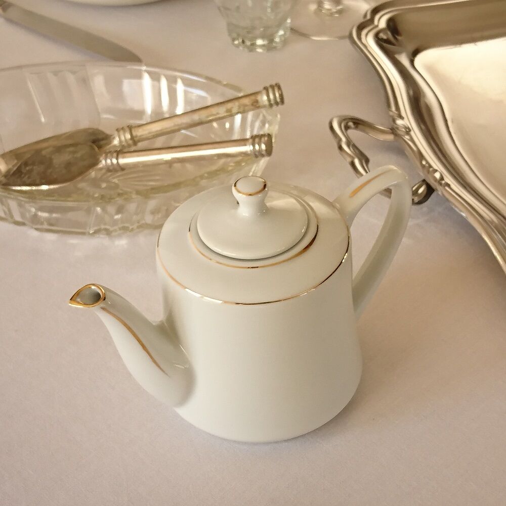 Selfish white porcelain teapot