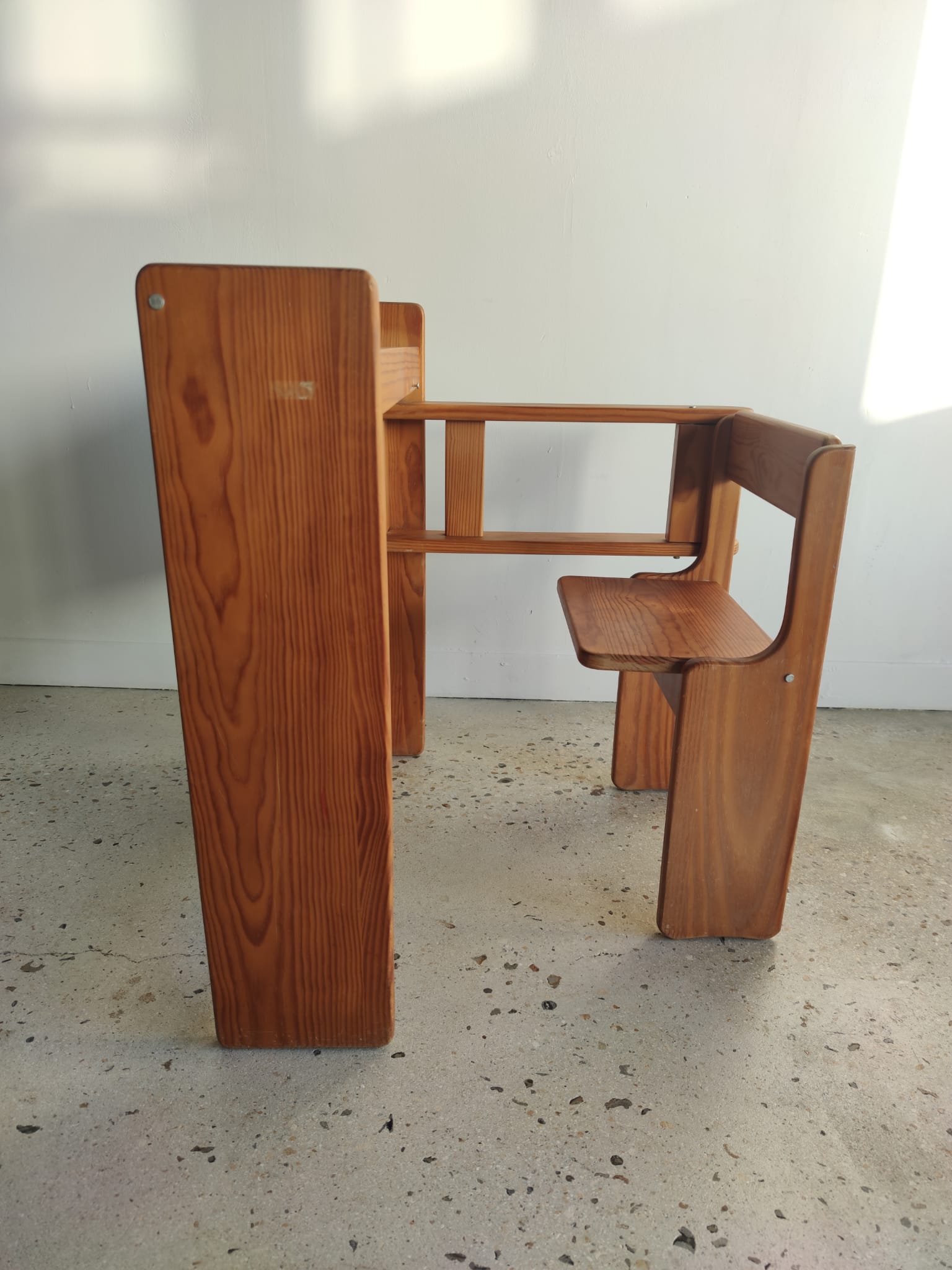 Foldable pine children's desk