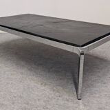 Table basse moderniste italienne en métal chromé et ardoise vers 1970