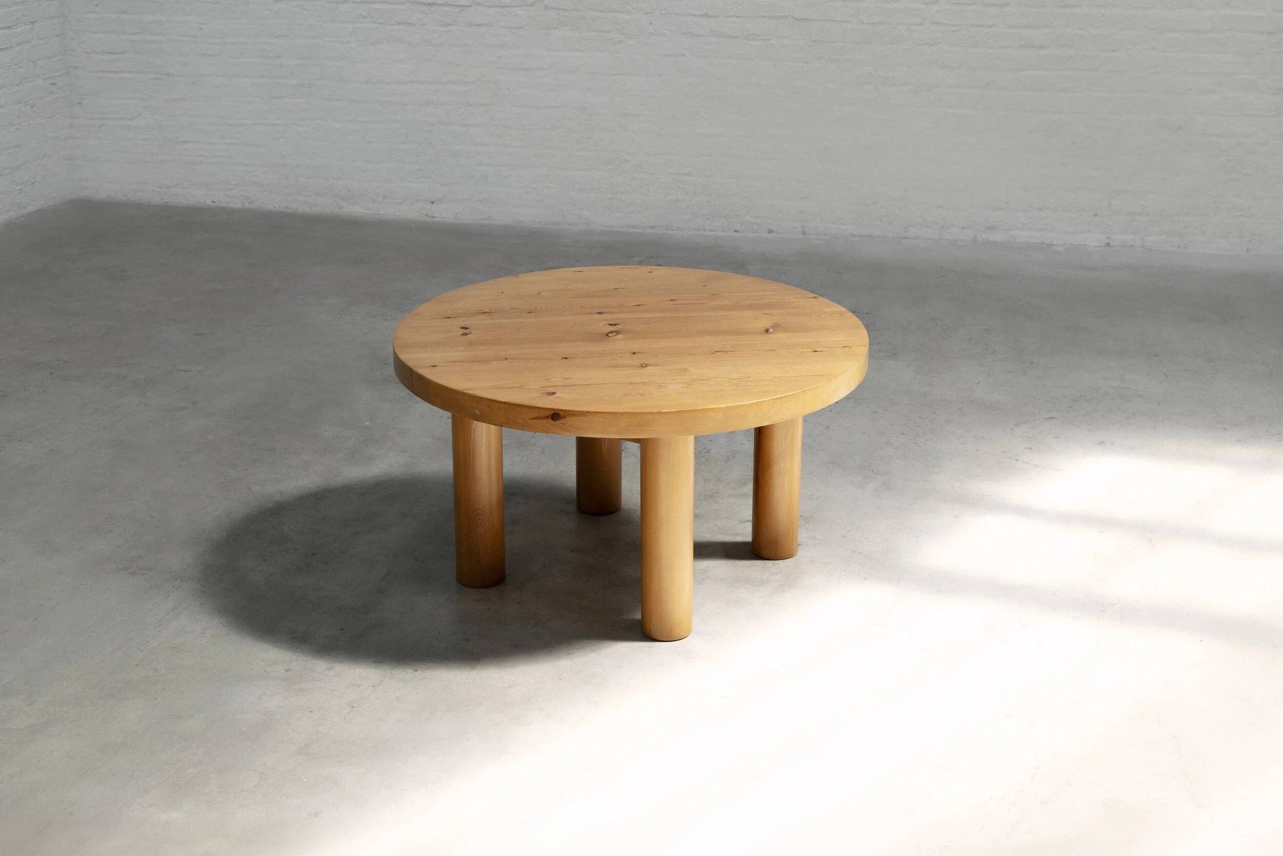 Table basse ronde en bois d'orme massif, France, années 1970