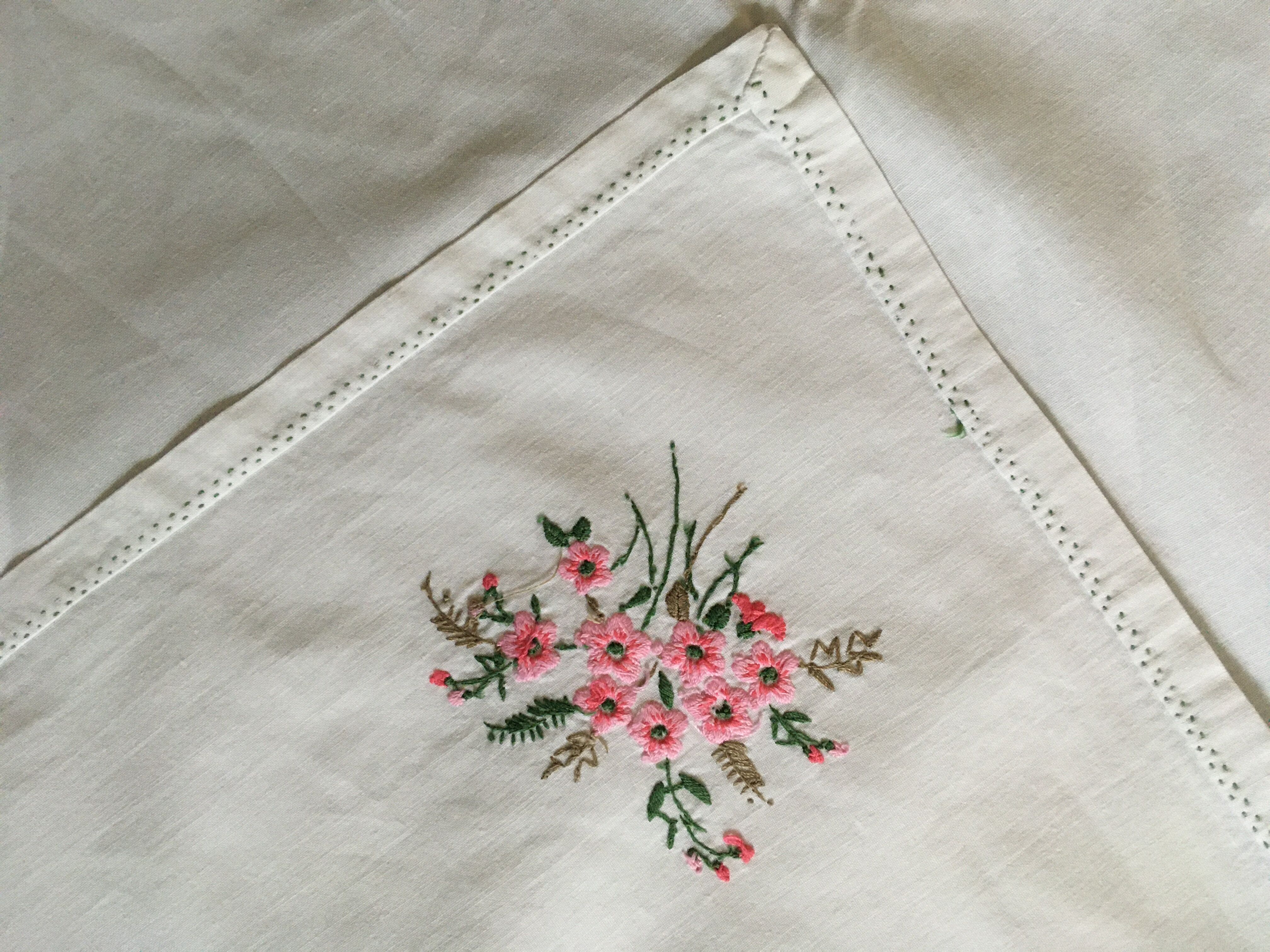 Nappe 145 x 245 brodée fleurs et 12 serviettes