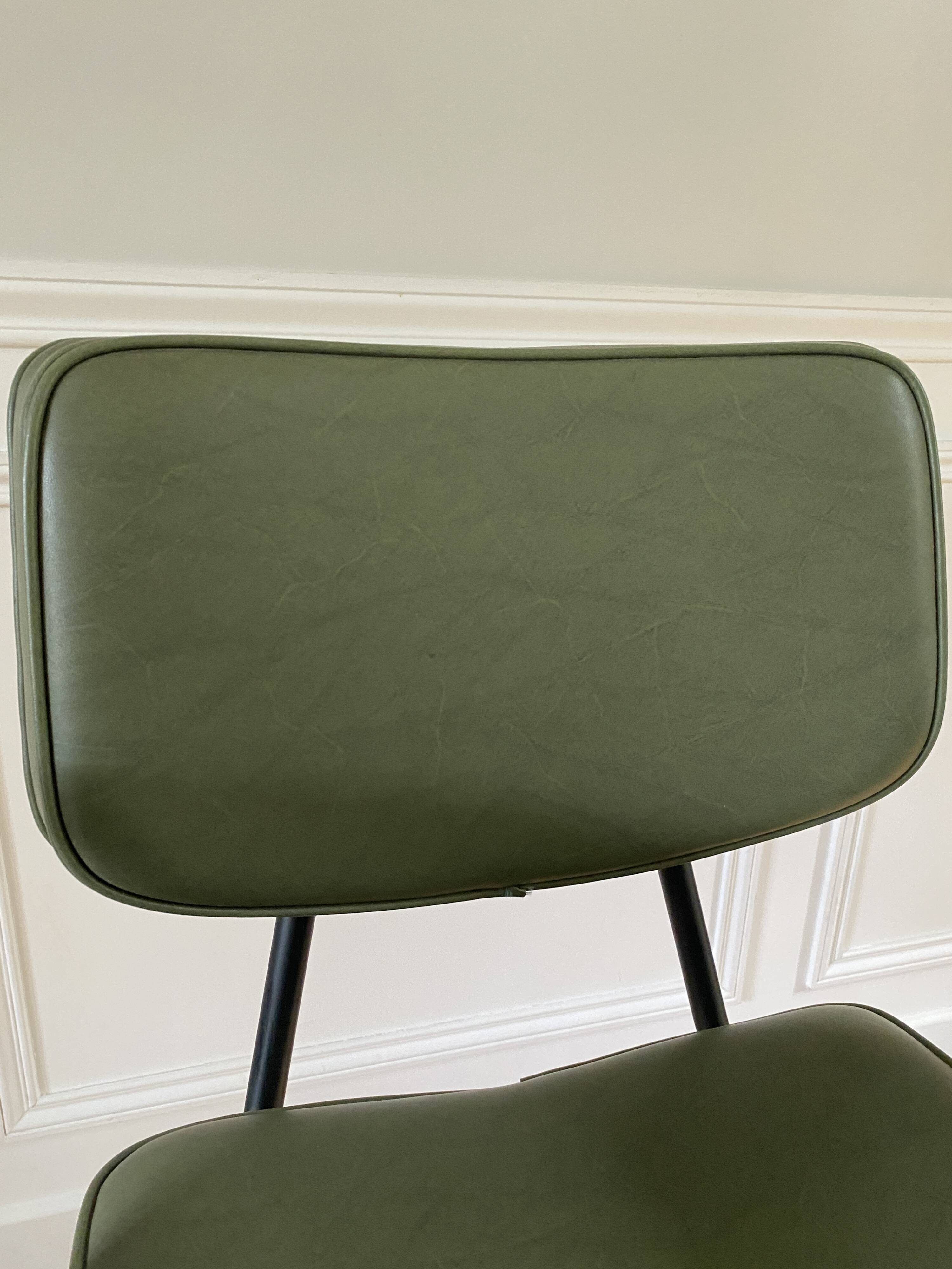 Chaise vintage à accoudoirs skaï vert